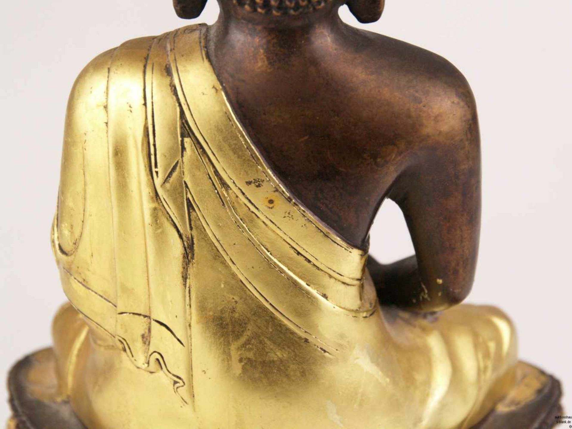 Buddha Amitabha - China,Bronze teils kalt vergoldet, auf einem Lotussockel in padmasana sitzend, die - Bild 8 aus 10
