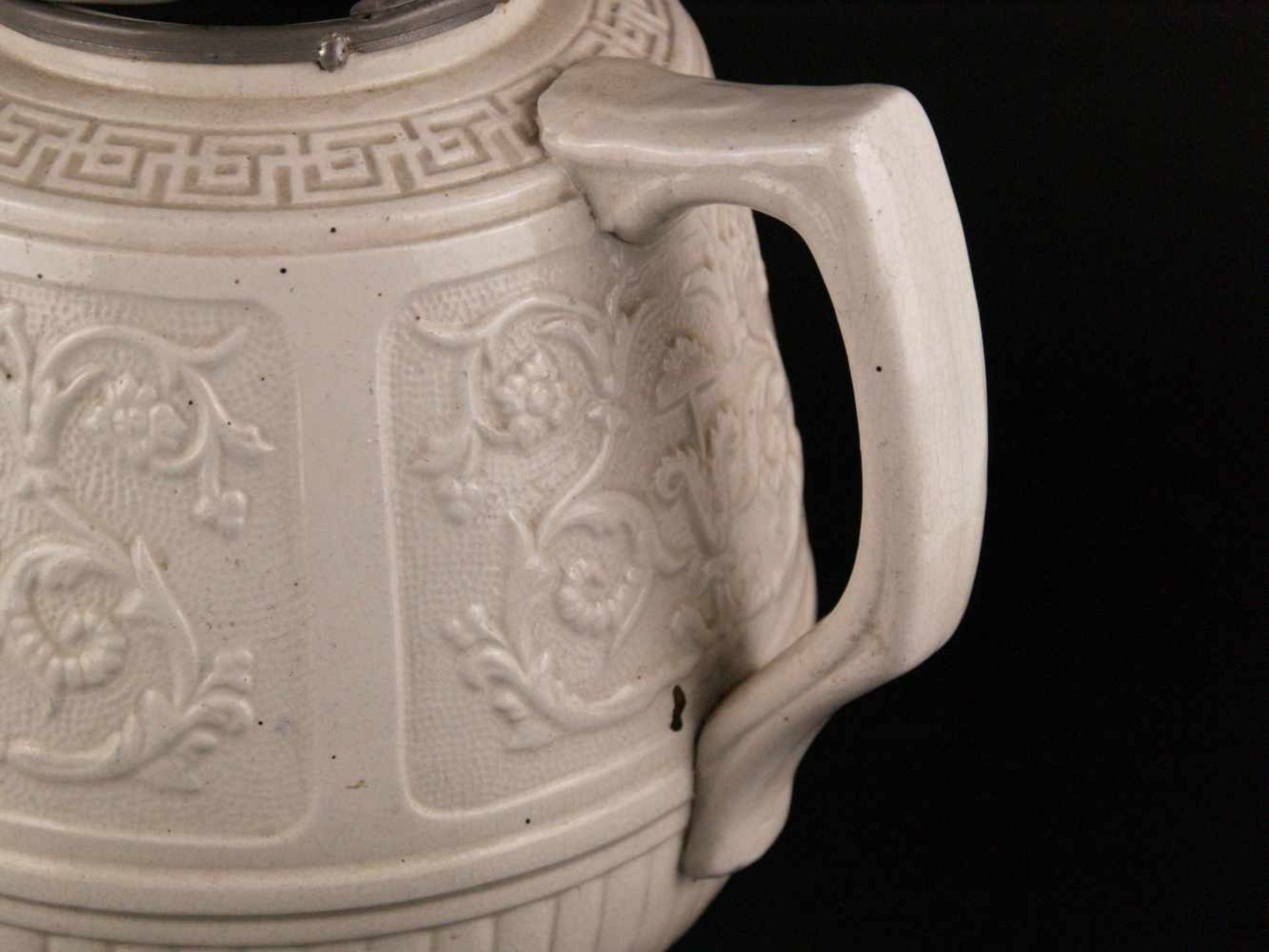Große Teekanne - England 19.Jh., Steingut, cremefarben glasiert, mit ostasiatischem Reliefdekor, - Bild 7 aus 9