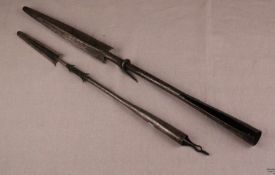 Zwei Speerspitzen - wohl Zentralafrika, älter, geschmiedetes Eisen, L.ca.41,5 und 49 cm, Gebrauchs-