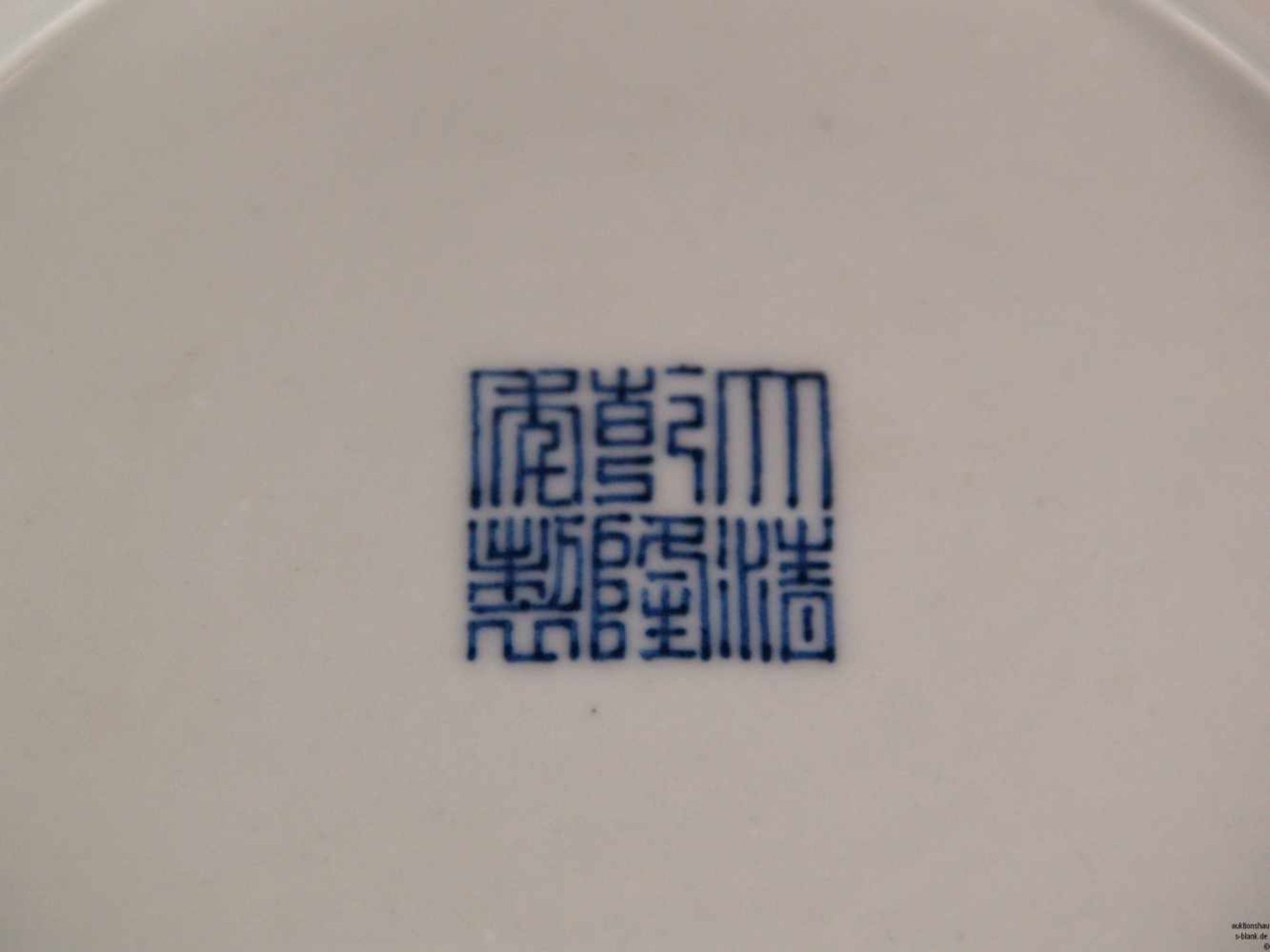 Schale - Porzellan, monochrom, runde gemuldete Form auf Standring, hellblaue Glasur, Dm.ca.18cm/H. - Bild 3 aus 3