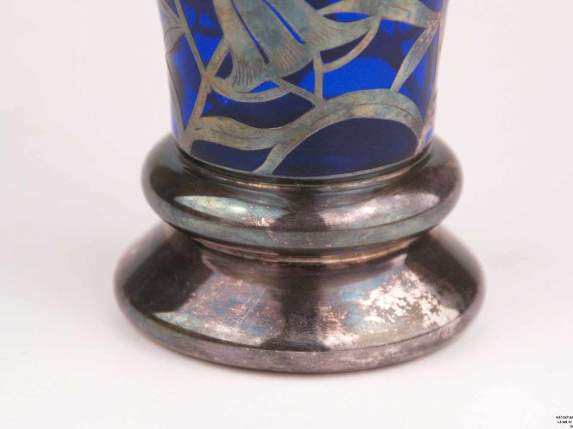 Jugendstilvase - runder Stand, konischer Korpus, kobaltblaues Glas, umlaufend Silberoverlay mit - Bild 4 aus 5