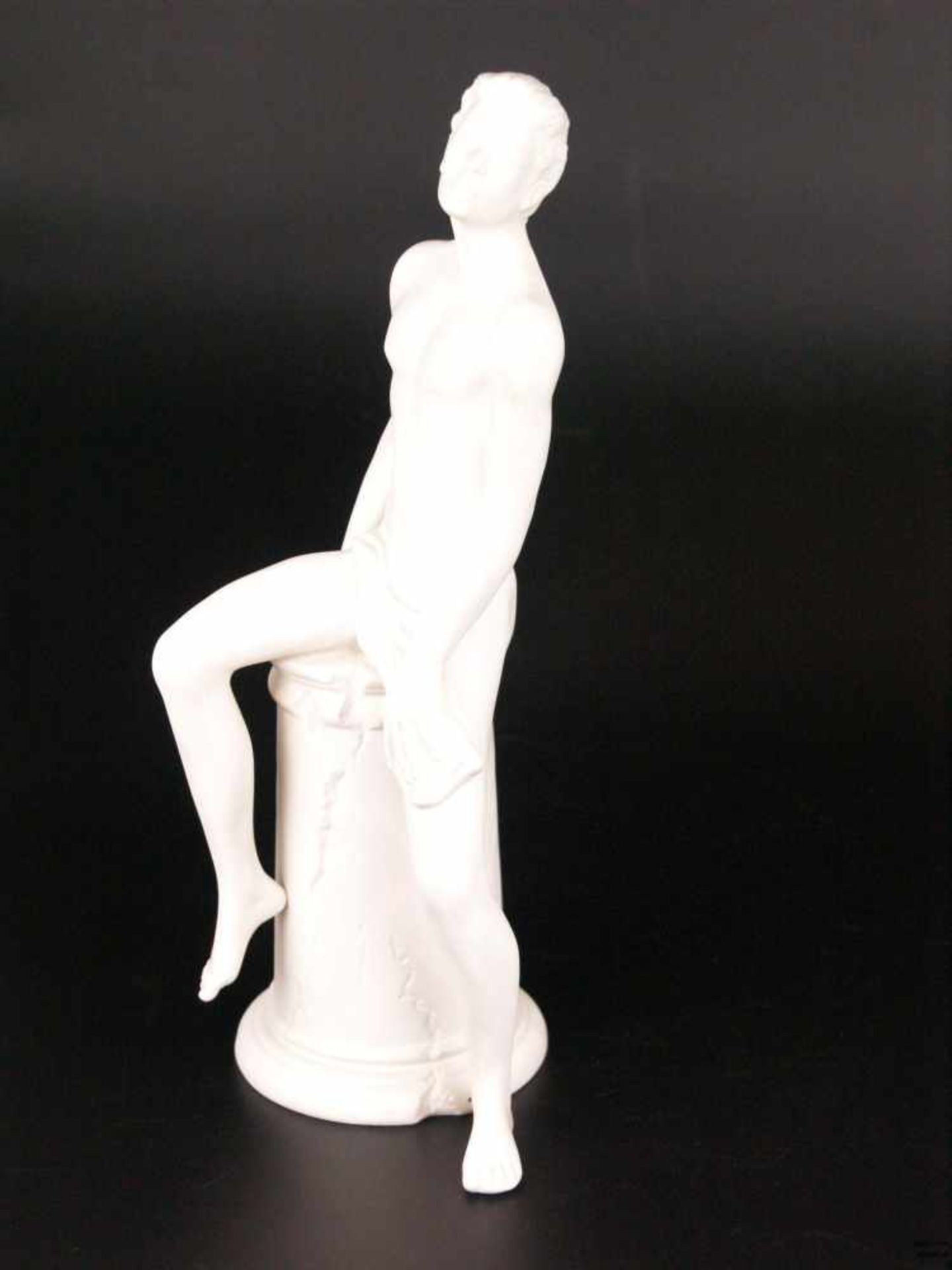 Porzellanfigur "Männliches Aktmodell auf einem Säulenstumpf sitzend" - Goebel, Biskuitporzellan,