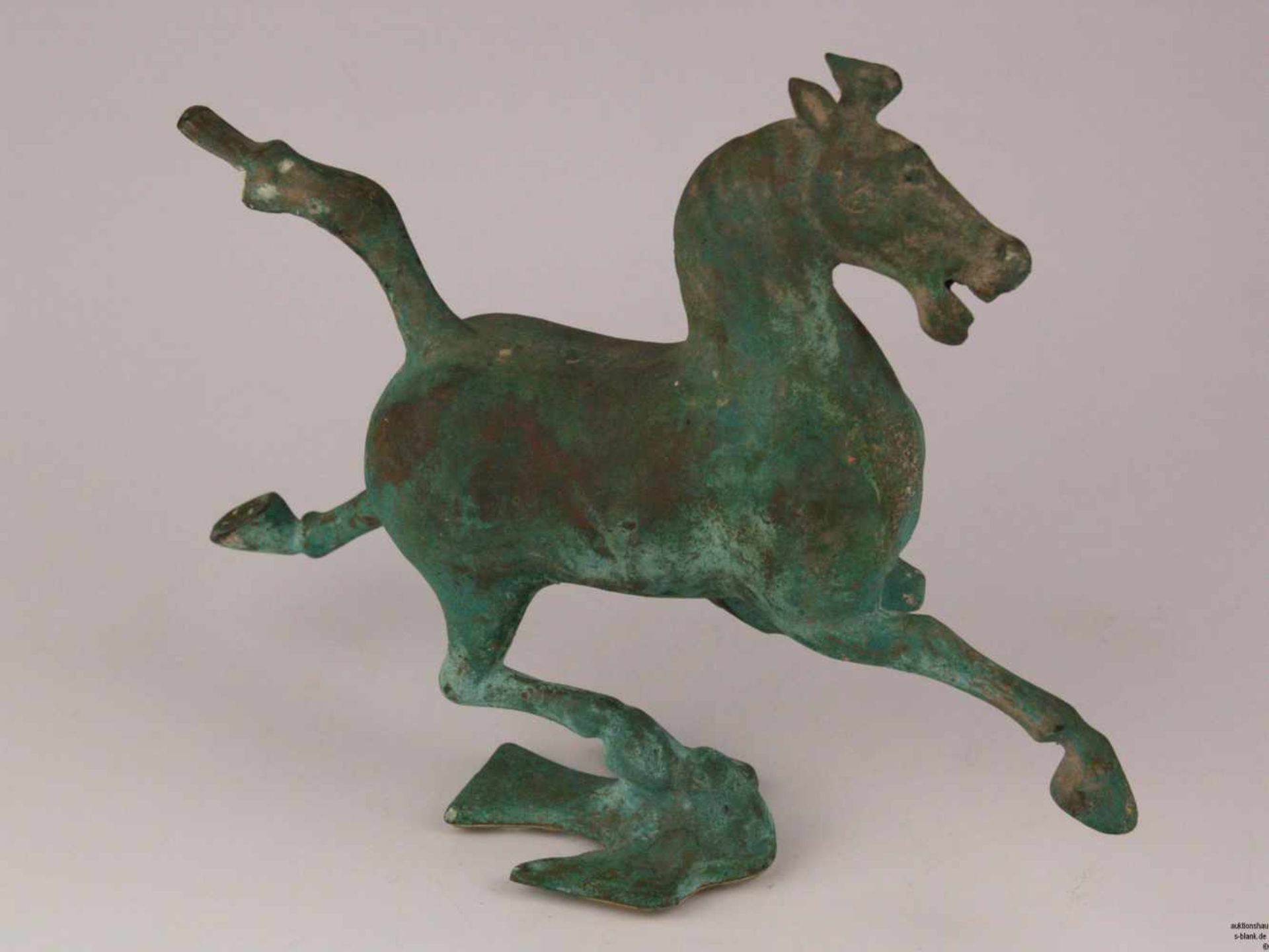 Bronzefigur "Das fliegende Pferd aus Gansu" - Bronze, künstlich grün patiniert, Replik nach dem
