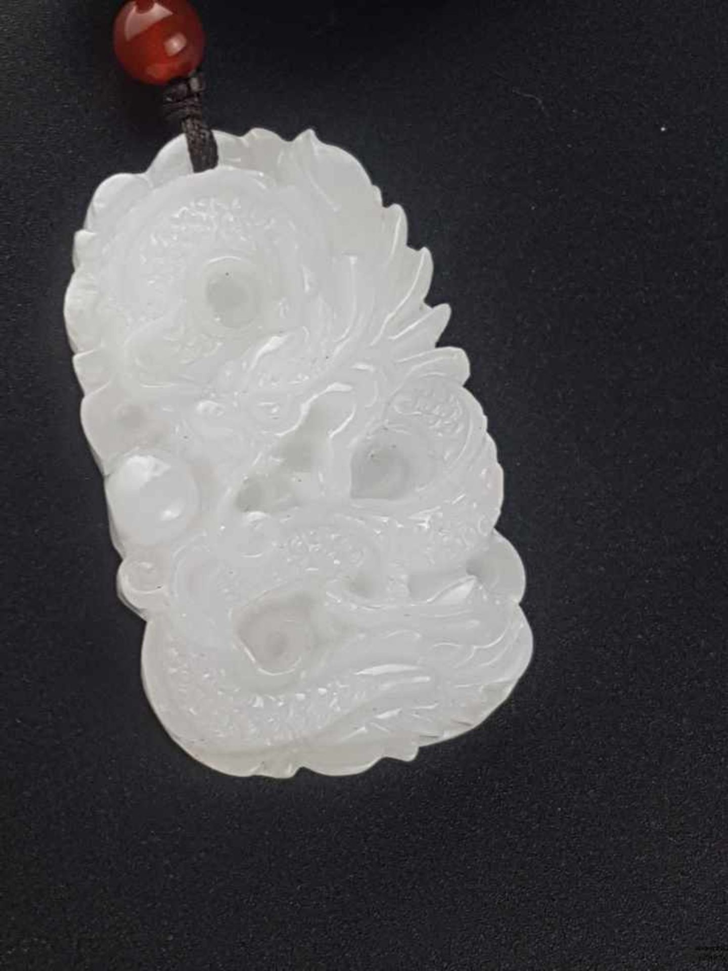 Jade-Anhänger - China 20.Jh., Anhänger aus weißer Jade, der reliefierte Dekor zeigt einen mit der - Bild 4 aus 4
