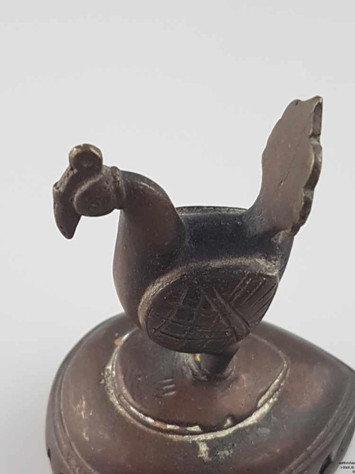 "Vajri" aus Bronze - Indien 19.Jh., tropfenförmige Basis mit vollplastischen Knauf in Pfauenform, - Bild 3 aus 5