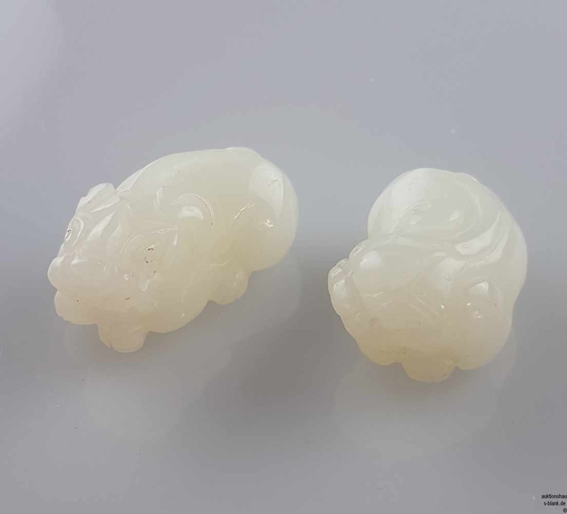 Paar Jadeschnitzereien - Hetian Jade von schöner weißer Farbe, kunstvoll vollrund geschnitzt,