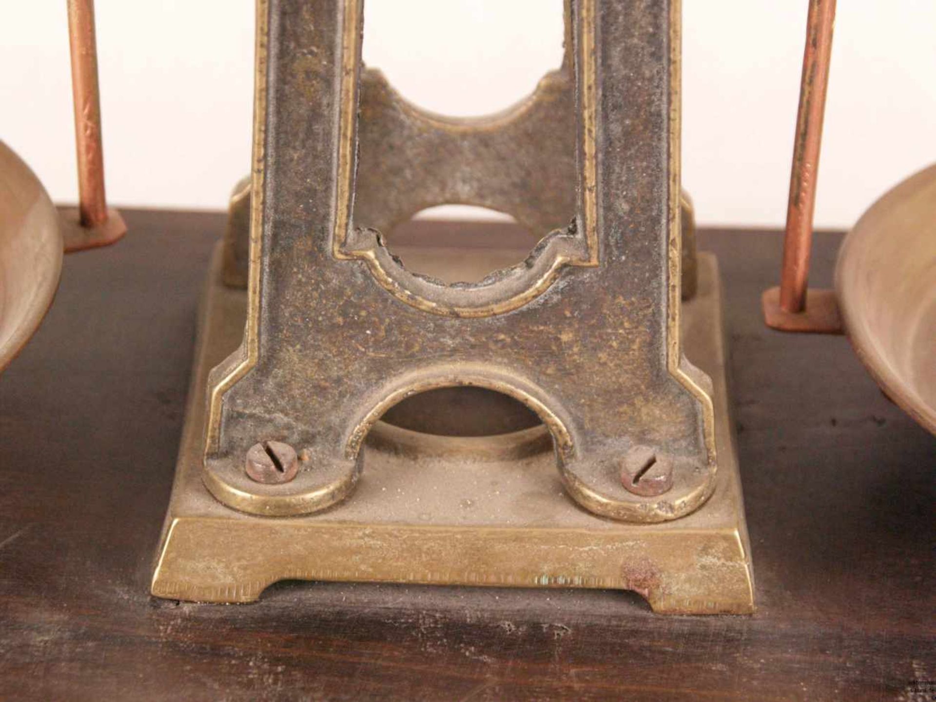 Balkenwaage - Metall/Holz, durchbrochen gearbeiteter Schaft mit Monogramm "KS", zwei runde - Bild 6 aus 7