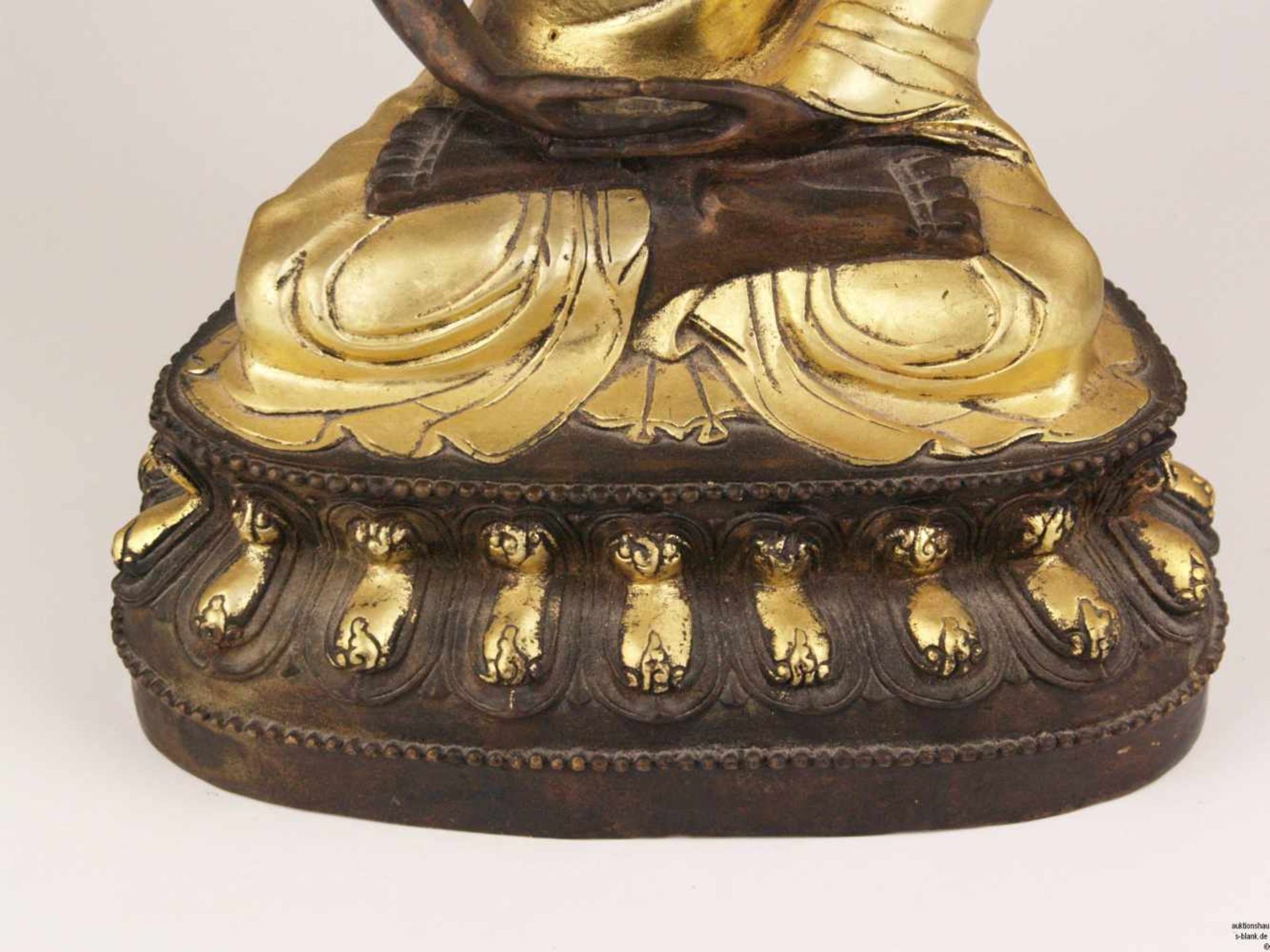 Buddha Amitabha - China,Bronze teils kalt vergoldet, auf einem Lotussockel in padmasana sitzend, die - Bild 6 aus 10