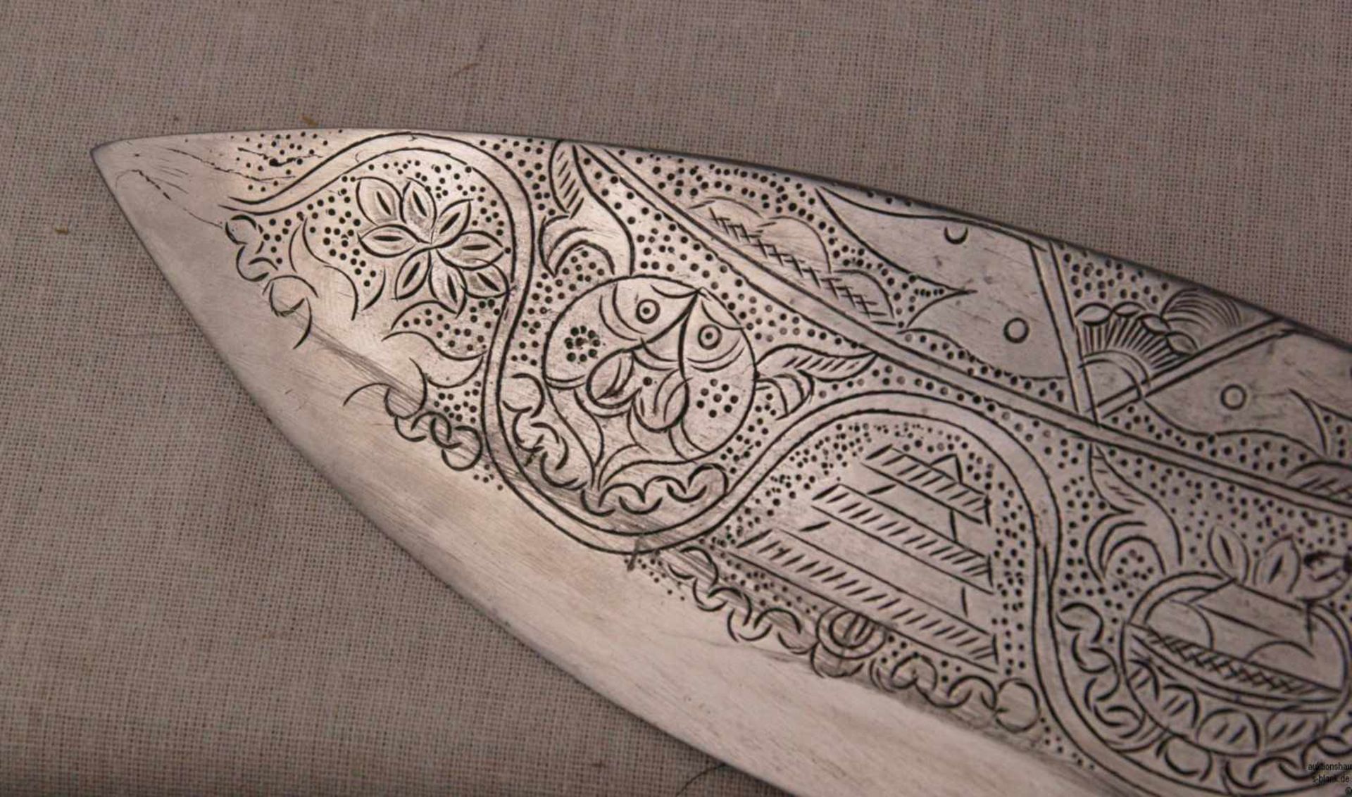 Kukri-Messer - Nepal 20.Jh., gebogte Stahlklinge, graviert,L.ca.40cm, Beingriff mit Messingbeschlag, - Bild 5 aus 12