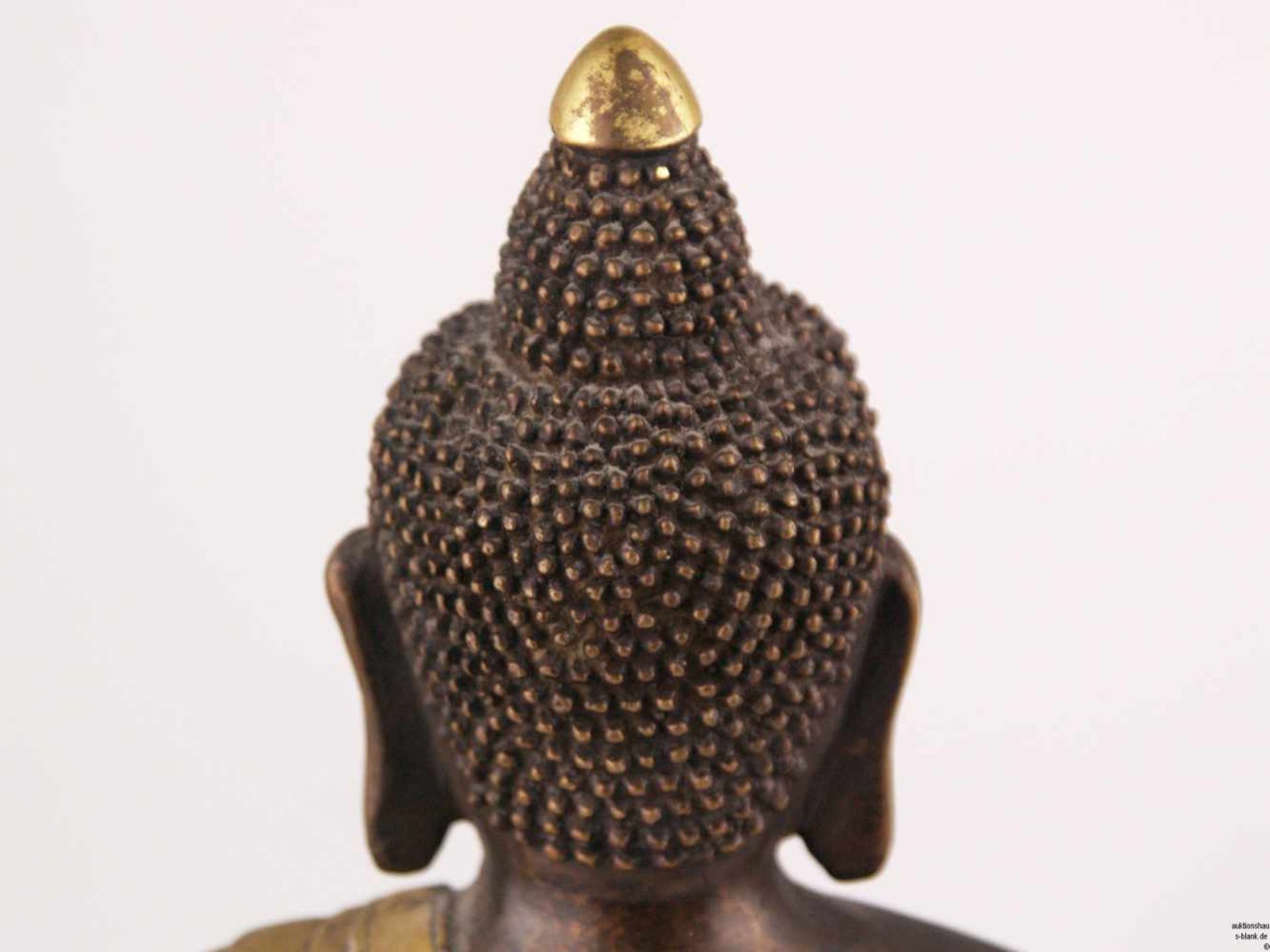 Buddha Amitabha - China,Bronze teils kalt vergoldet, auf einem Lotussockel in padmasana sitzend, die - Bild 7 aus 10