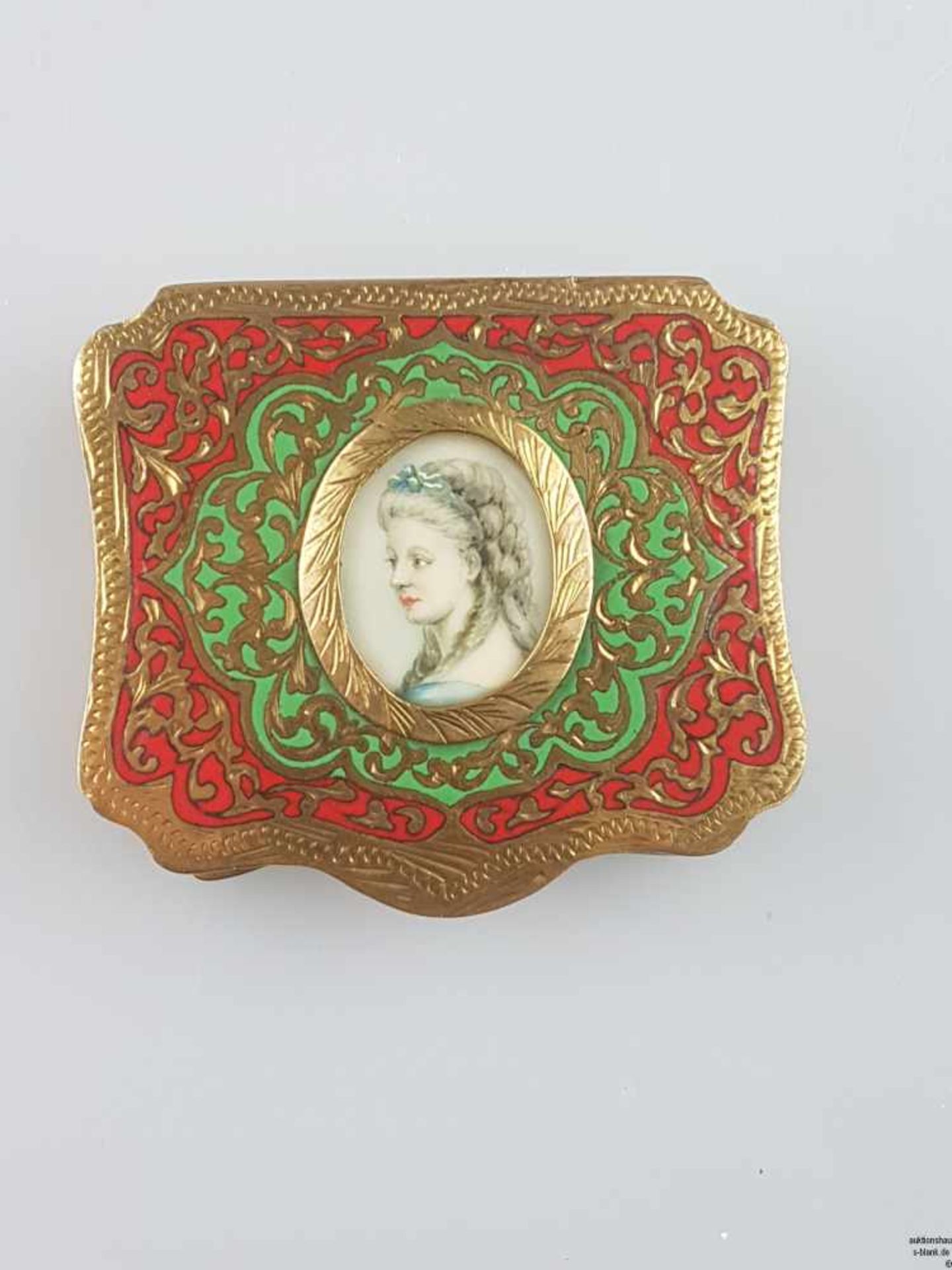 Puderdose - Frankreich, um 1850, Silber, feuervergoldet, reich ziseliert, Deckel mit grünem und