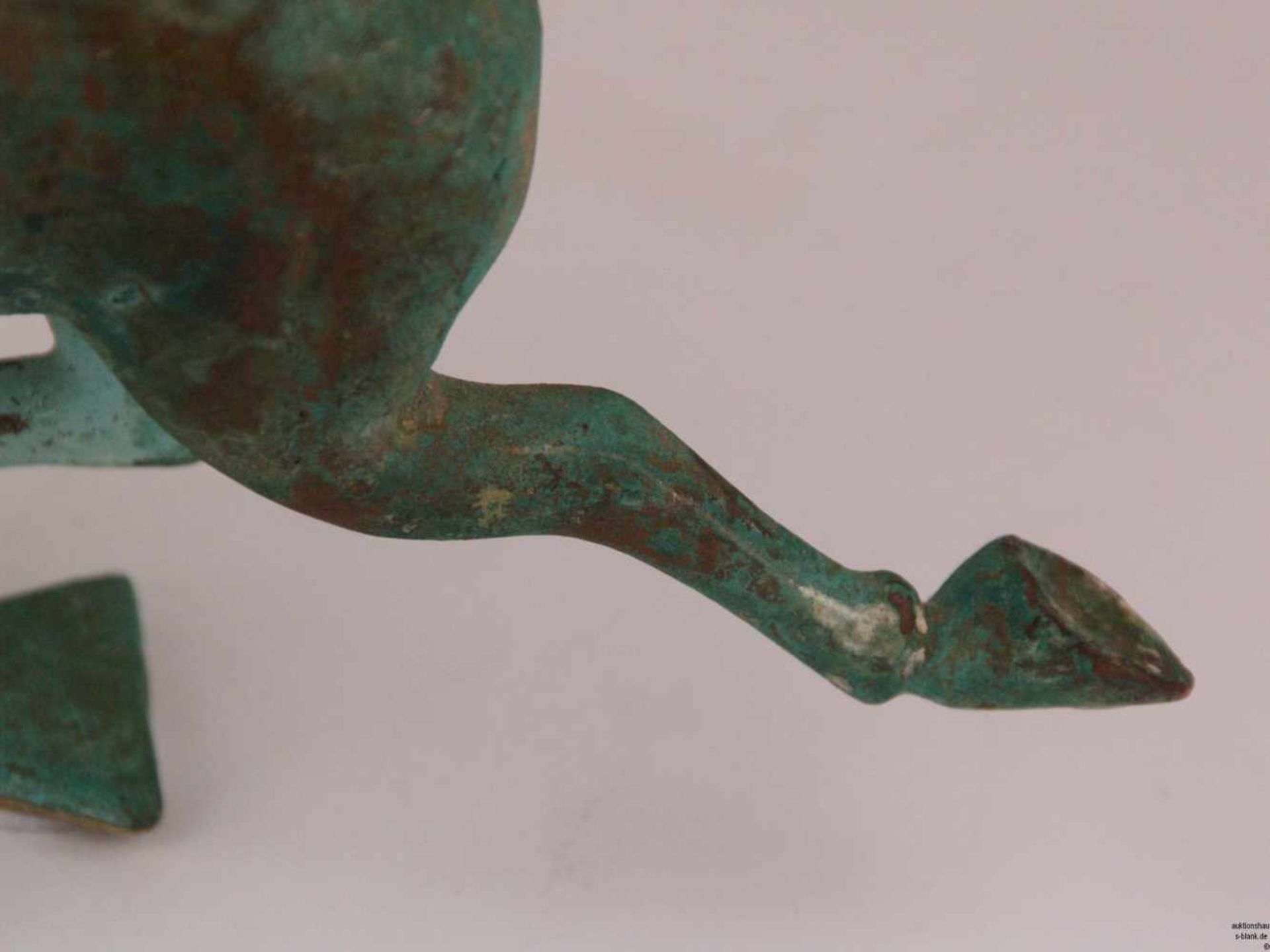 Bronzefigur "Das fliegende Pferd aus Gansu" - Bronze, künstlich grün patiniert, Replik nach dem - Bild 6 aus 6