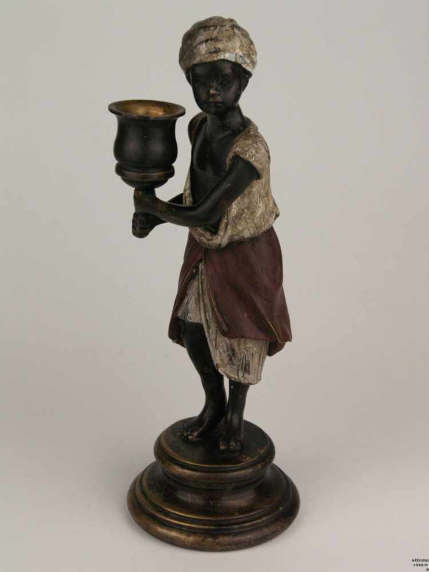 Figürlicher Kerzenhalter - in der Art der Wiener Bronze, farbig bemalt,patiniert, auf einem rundem