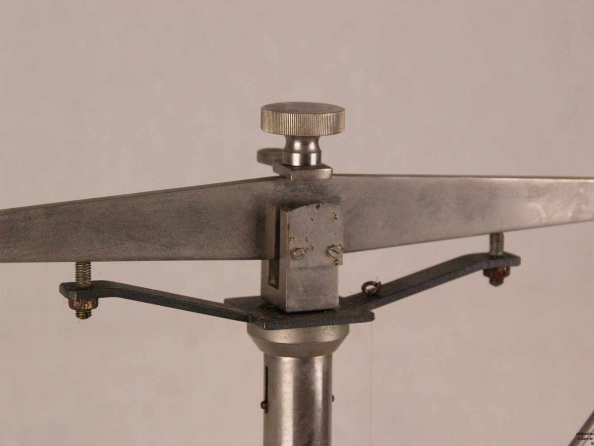 Balkenwaage - Metall, zwei Waagschalen an Bügeln, auf einem Holzsockel auf Schraubfüßchen zum - Bild 2 aus 8