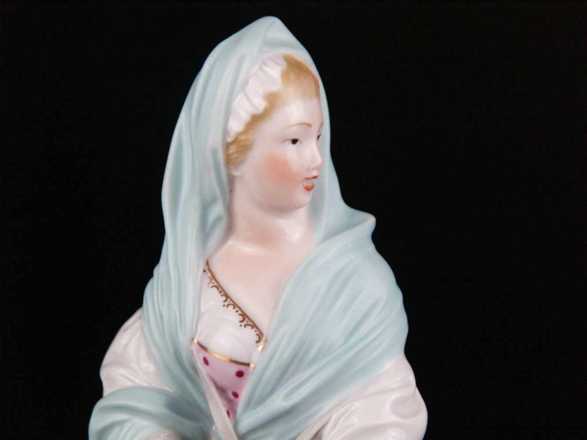 Porzellanfigur "Drehleierspielerin" - Hoechst, blaue Radmarke, 20.Jh., Entwurf um 1775, feine - Bild 4 aus 7