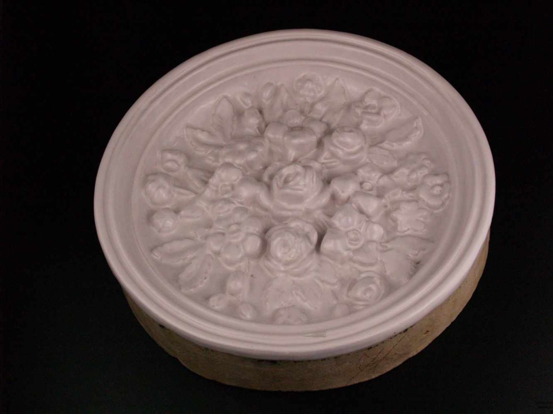 Jugendstil-Ofenkachel - Keramik, Tondo, reliefierter Rosendekor, weiß glasiert, stellenweise