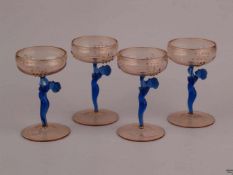 Vier Likörgläser - hellbraunes und blaues Glas, runder leicht gewölbter Stand, Schaft als weiblicher