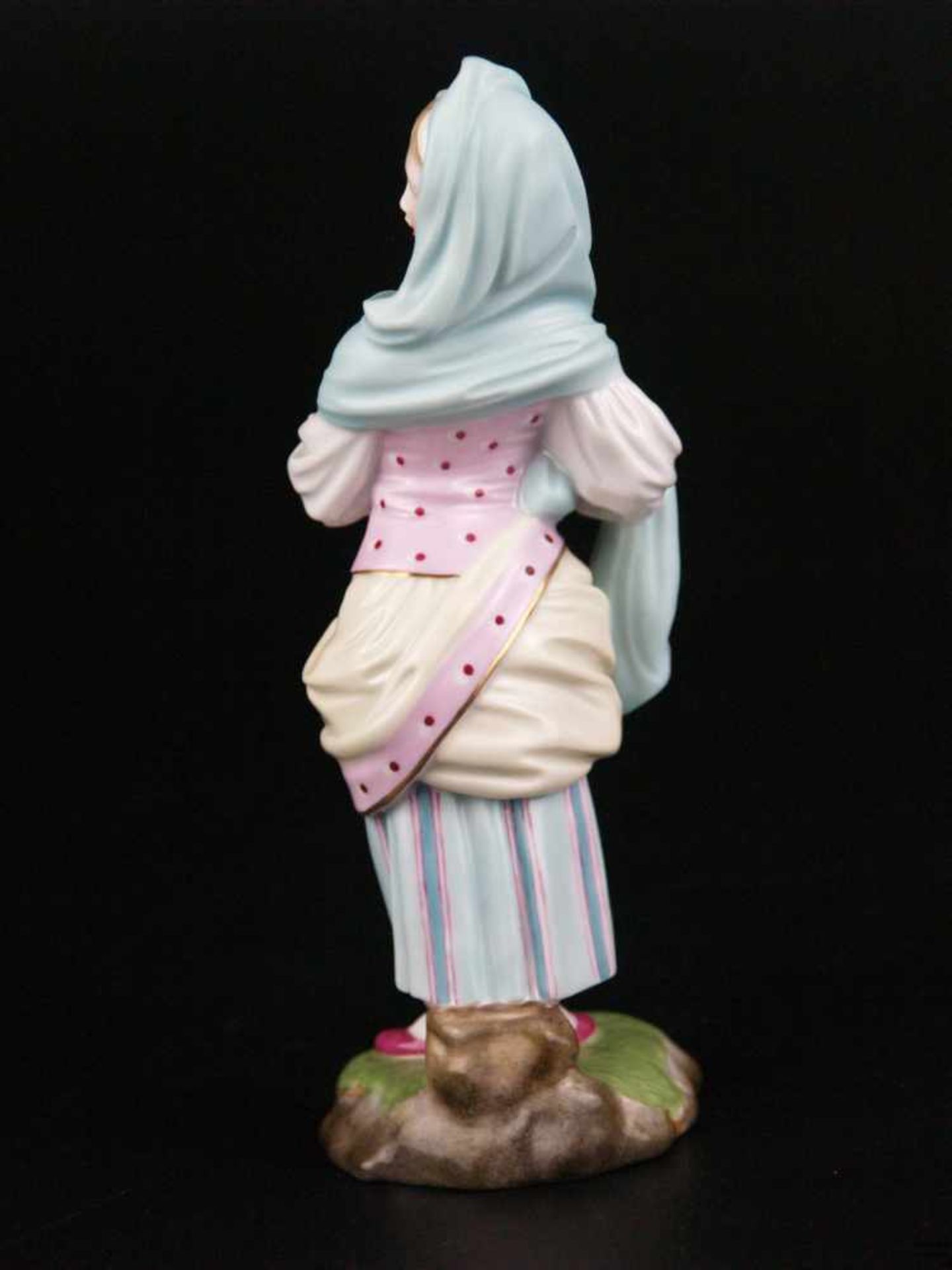 Porzellanfigur "Drehleierspielerin" - Hoechst, blaue Radmarke, 20.Jh., Entwurf um 1775, feine - Bild 2 aus 7