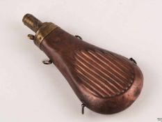 Pulver-/Schrotflasche - um 1860, Pulverflasche aus getriebenem Kupferblech, beidseitig