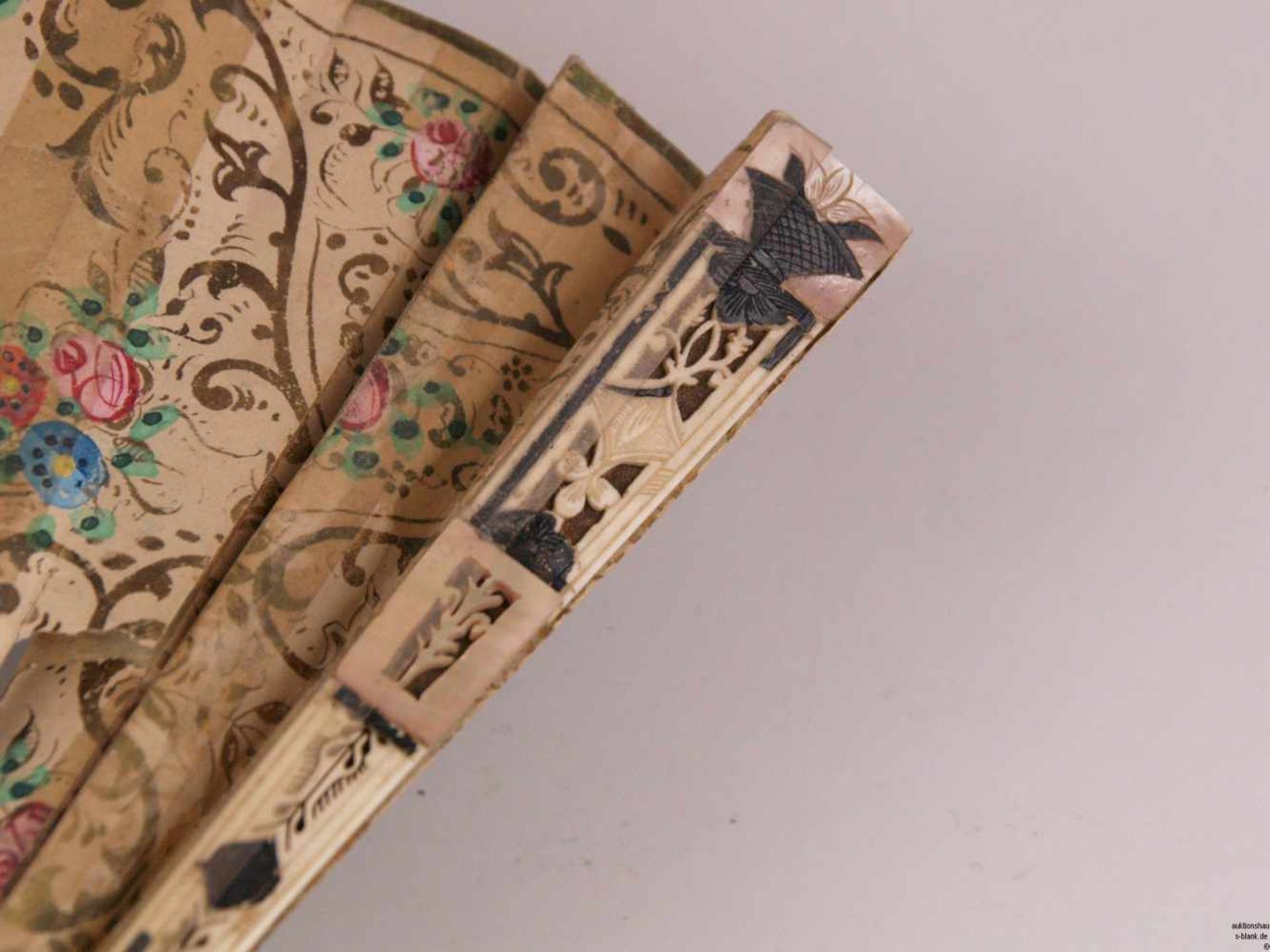 Faltfächer - wohl Frankreich, 19.Jh., Stege aus fein geschnitztem Elfenbein, Perlmuttintarsien, - Bild 9 aus 12