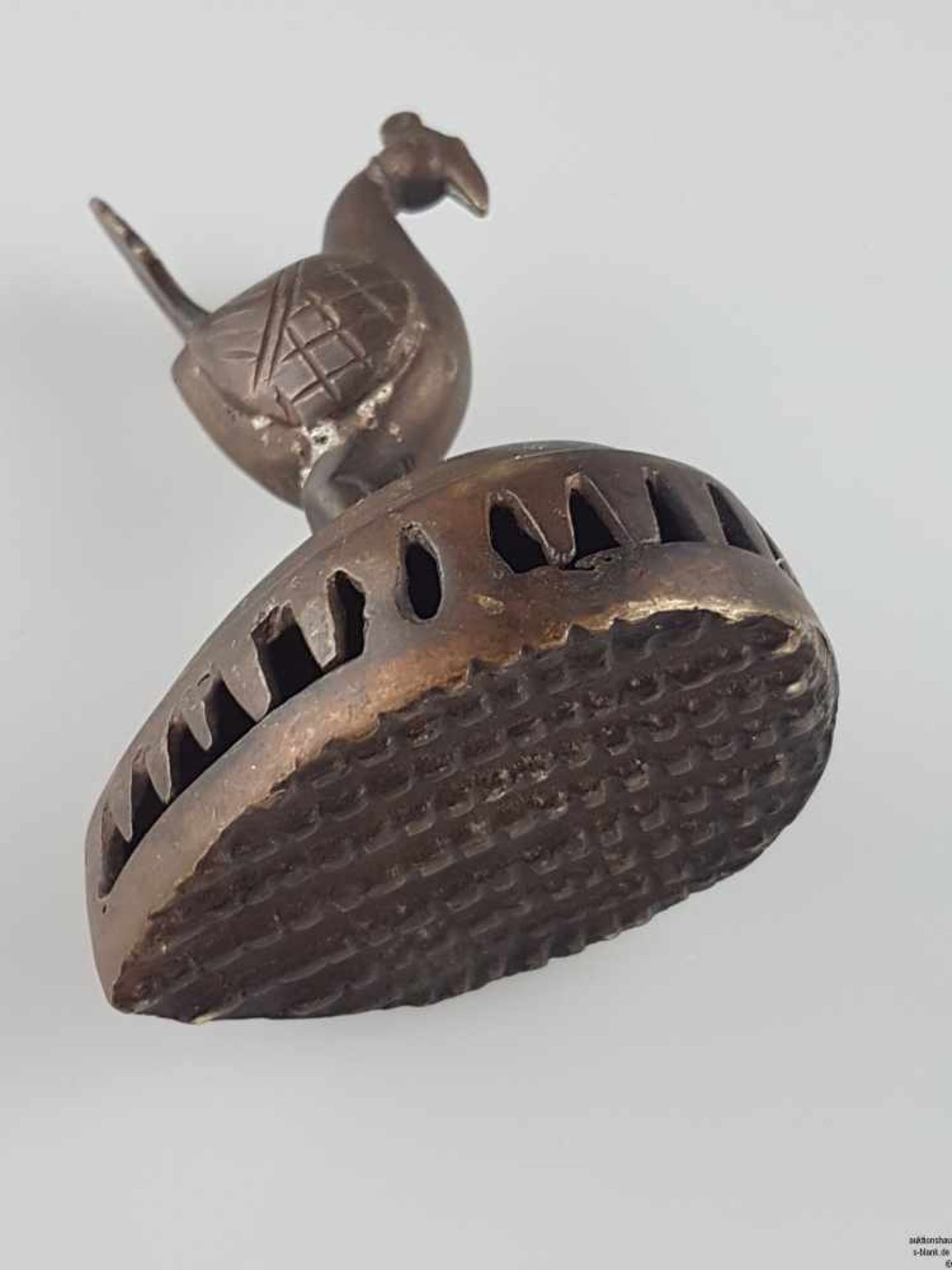 "Vajri" aus Bronze - Indien 19.Jh., tropfenförmige Basis mit vollplastischen Knauf in Pfauenform, - Bild 5 aus 5