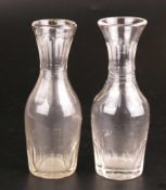 Zwei Likörkaraffen - deutsch, um 1850, Klarglas, geschliffen, leicht unterschiedliche Formen mit