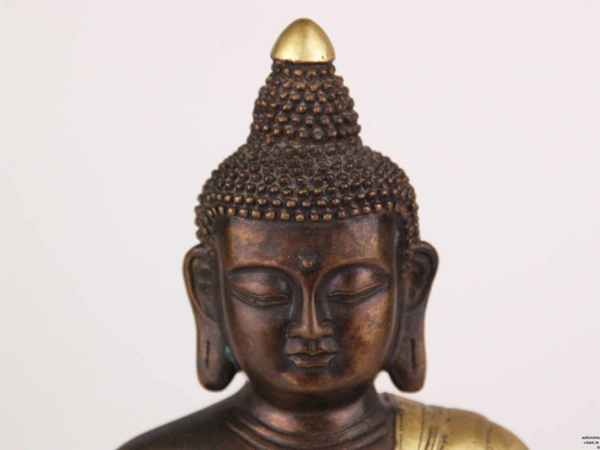 Buddha Amitabha - China,Bronze teils kalt vergoldet, auf einem Lotussockel in padmasana sitzend, die - Bild 3 aus 10