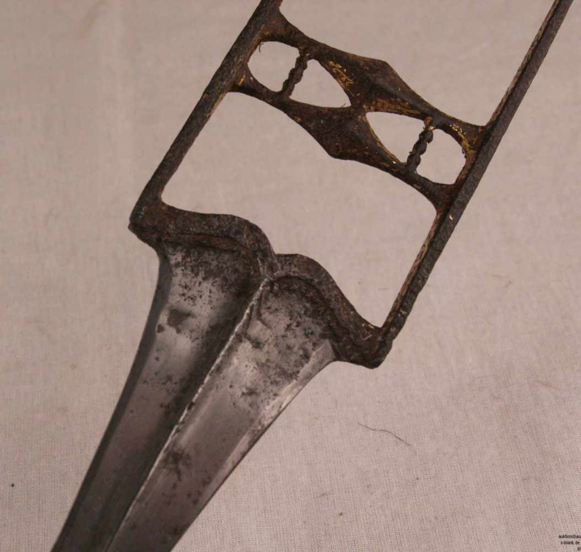 Faustdolch (Katar) - Indien 19.Jh., Eisen, zweischneidige, spitz zulaufende Klinge aus Stahl mit - Bild 5 aus 6