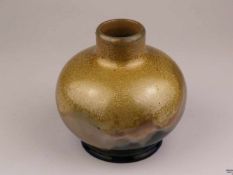 Designkeramik - Vase, gebauchter Korpus mit kurzem konischem Hals, irisiert, Goldauflagen,