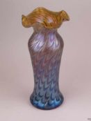 Jugendstil-Vase - farbloses Glas mit gelber und violetter Linieneinschmelzung wellenförmig verzogen,