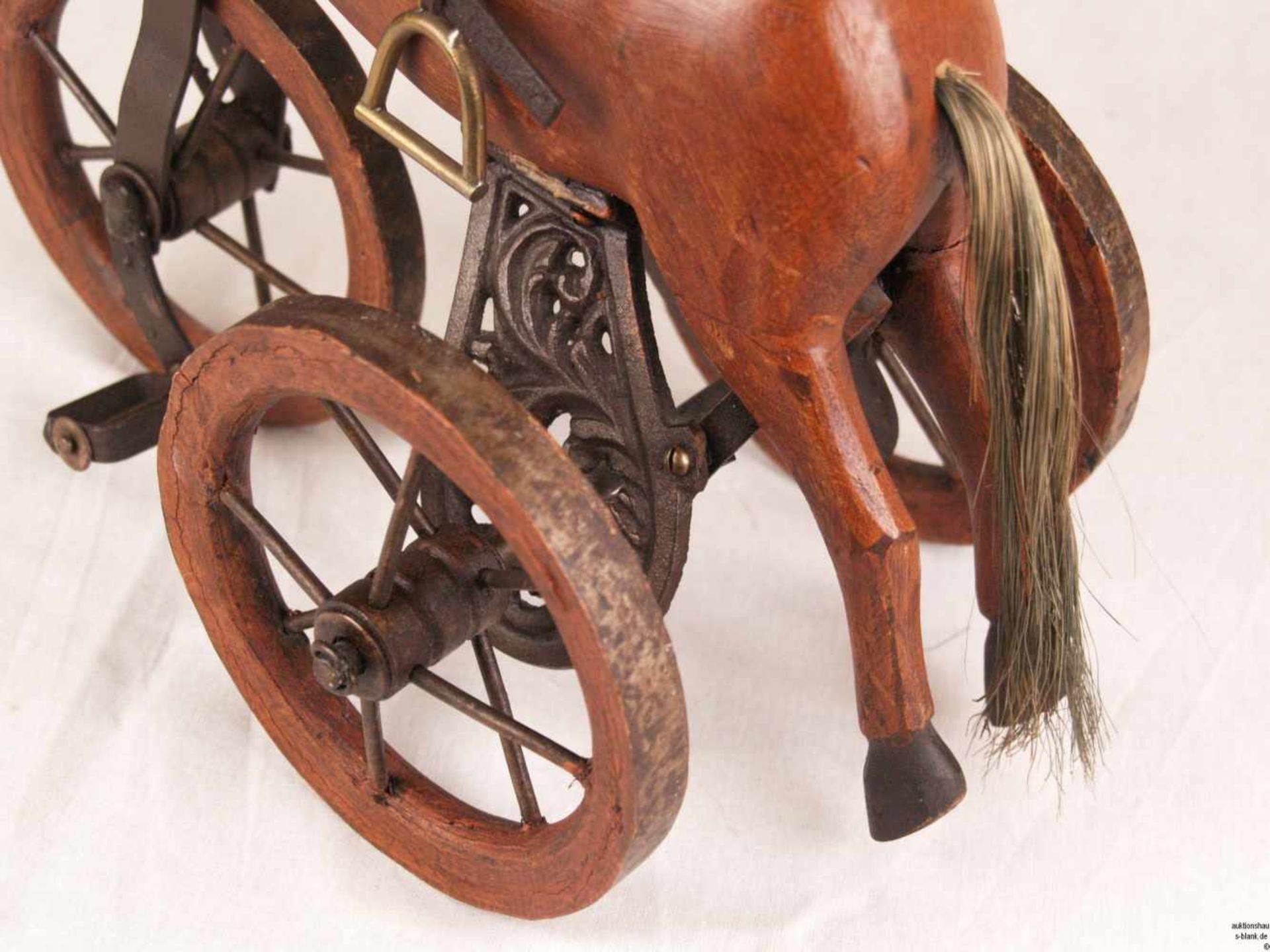 Modell-Dreirad-Pferd - Holz geschnitzt und bemalt, auf drei Eisenrädern, mit Lenkrad und zwei - Bild 6 aus 6