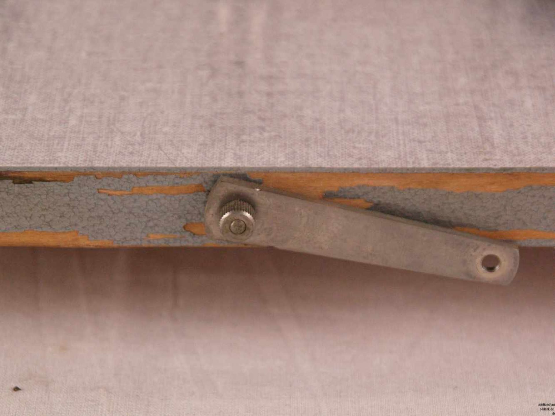 Balkenwaage - Metall, zwei Waagschalen an Bügeln, auf einem Holzsockel auf Schraubfüßchen zum - Bild 7 aus 8