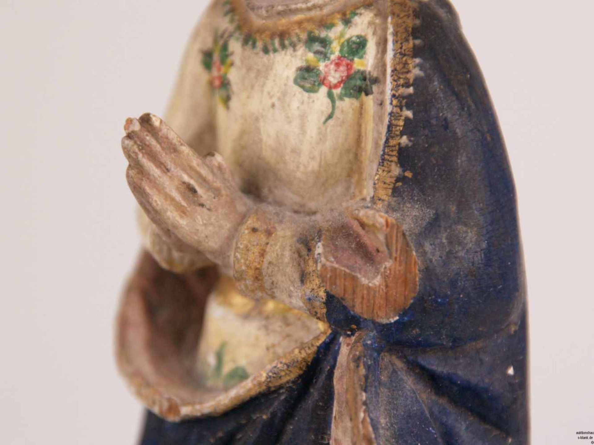 Betende Maria auf dem Wolkenberg - Holz geschnitzt, farbig staffiert, Gewand mit Rosenblüten - Bild 6 aus 11