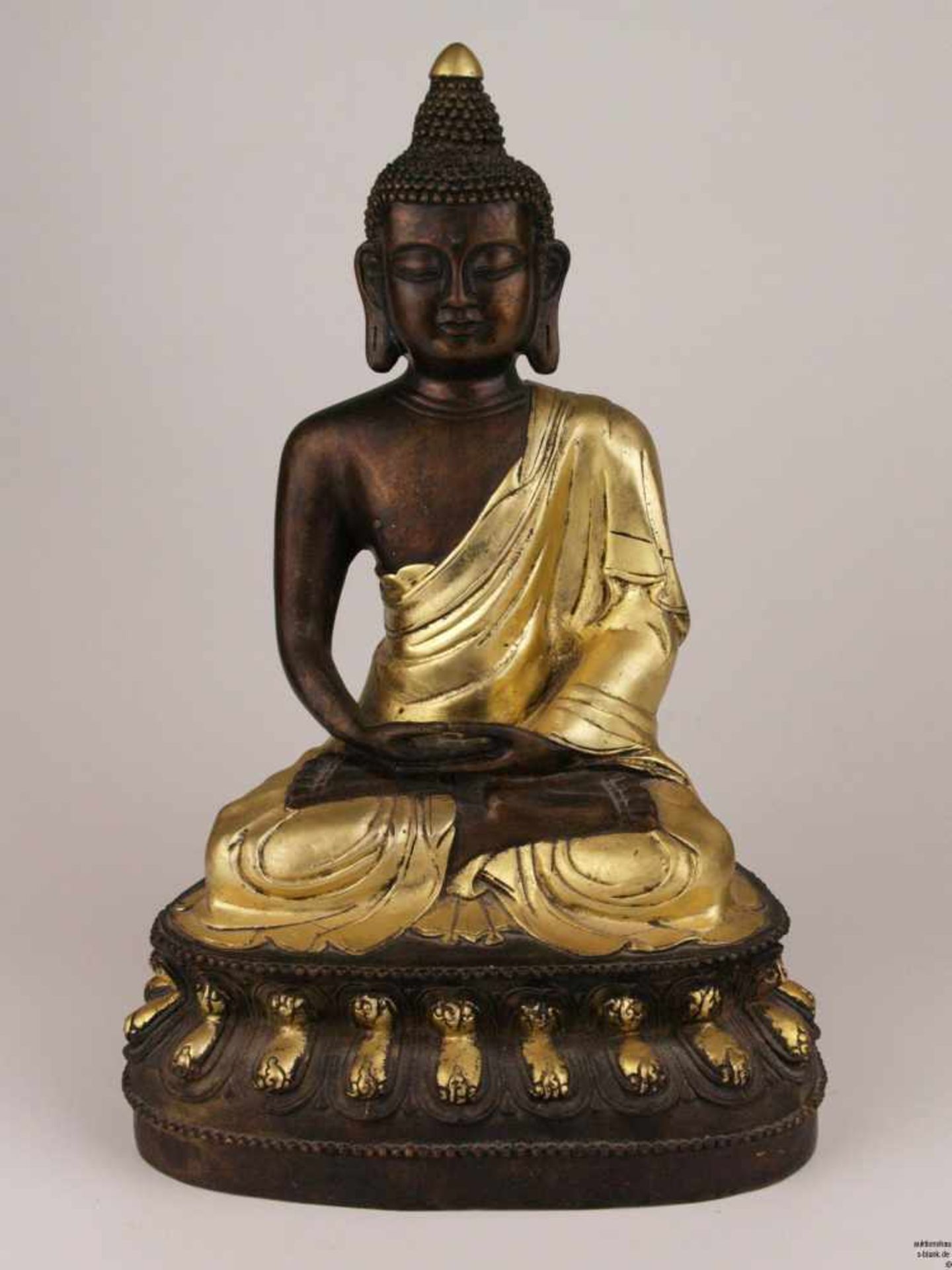 Buddha Amitabha - China,Bronze teils kalt vergoldet, auf einem Lotussockel in padmasana sitzend, die