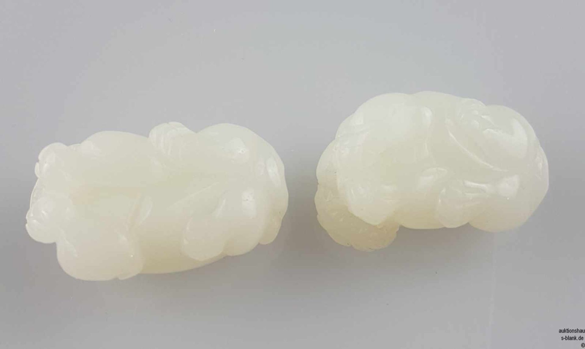 Paar Jadeschnitzereien - Hetian Jade von schöner weißer Farbe, kunstvoll vollrund geschnitzt, - Bild 7 aus 8