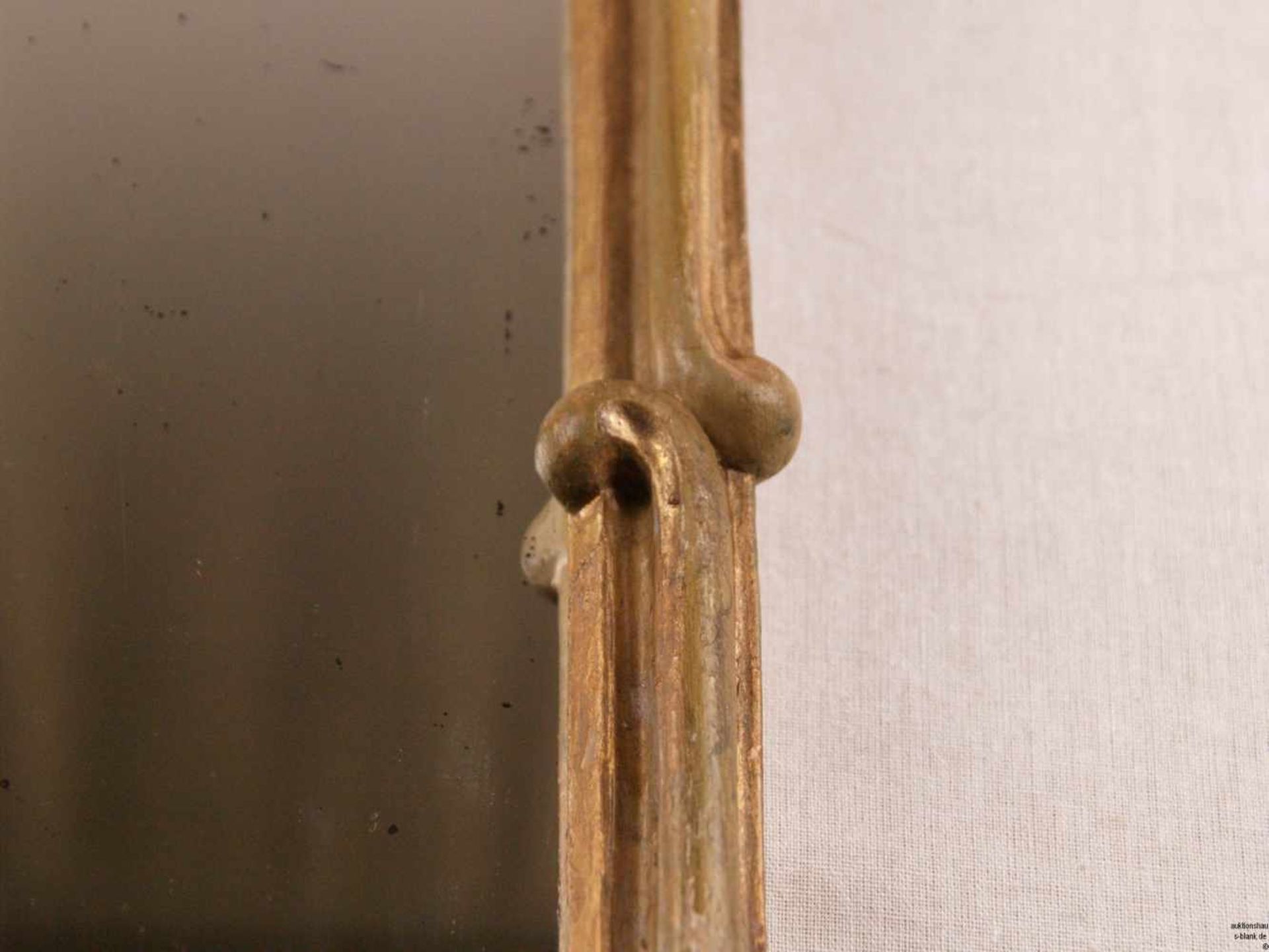 Kleiner Rokoko-Wandspiegel - Holz/Stuck weiß gefasst und mit Resten von Vergoldung, - Bild 4 aus 7