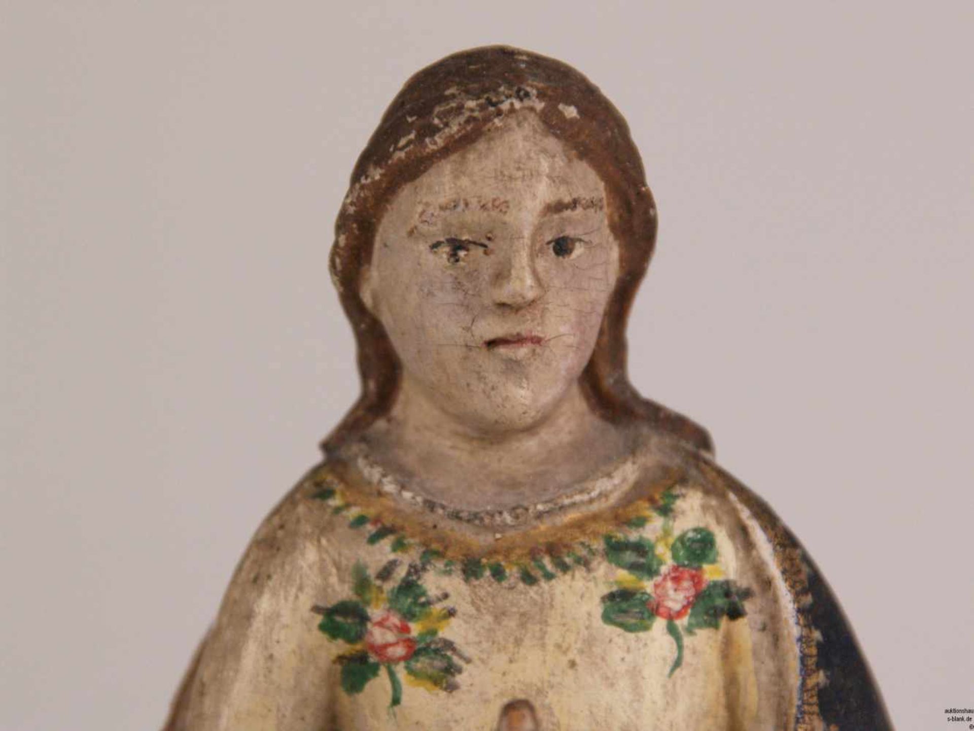Betende Maria auf dem Wolkenberg - Holz geschnitzt, farbig staffiert, Gewand mit Rosenblüten - Bild 3 aus 11