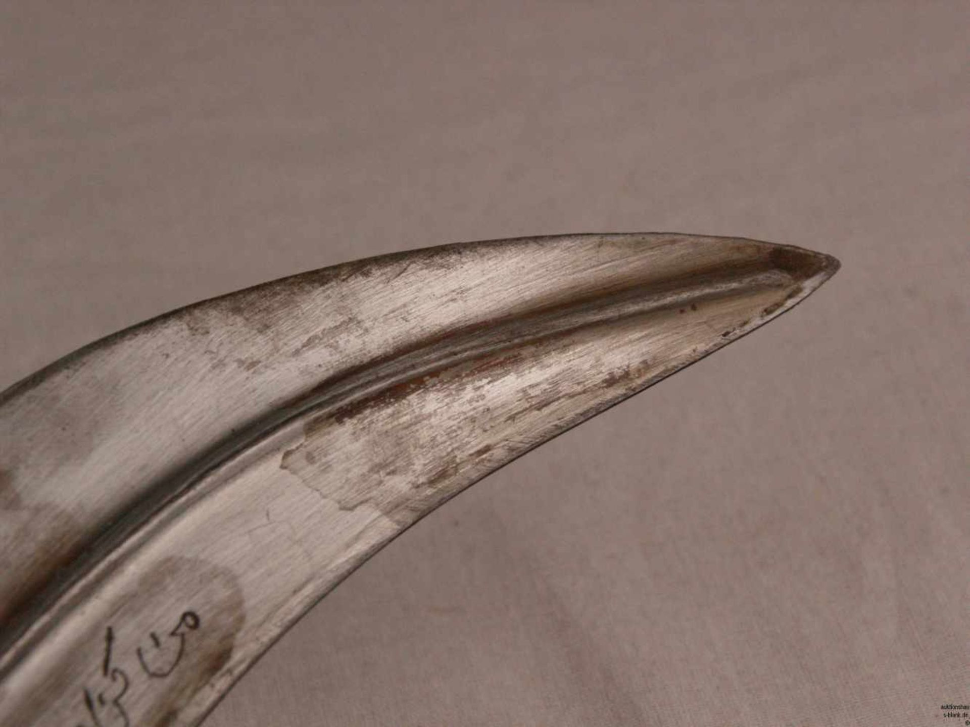 Jambiya - wohl 19.Jh., geschwungene Klinge mit beidseitigem starkem Mittelgrat sowie gravierter - Bild 6 aus 6