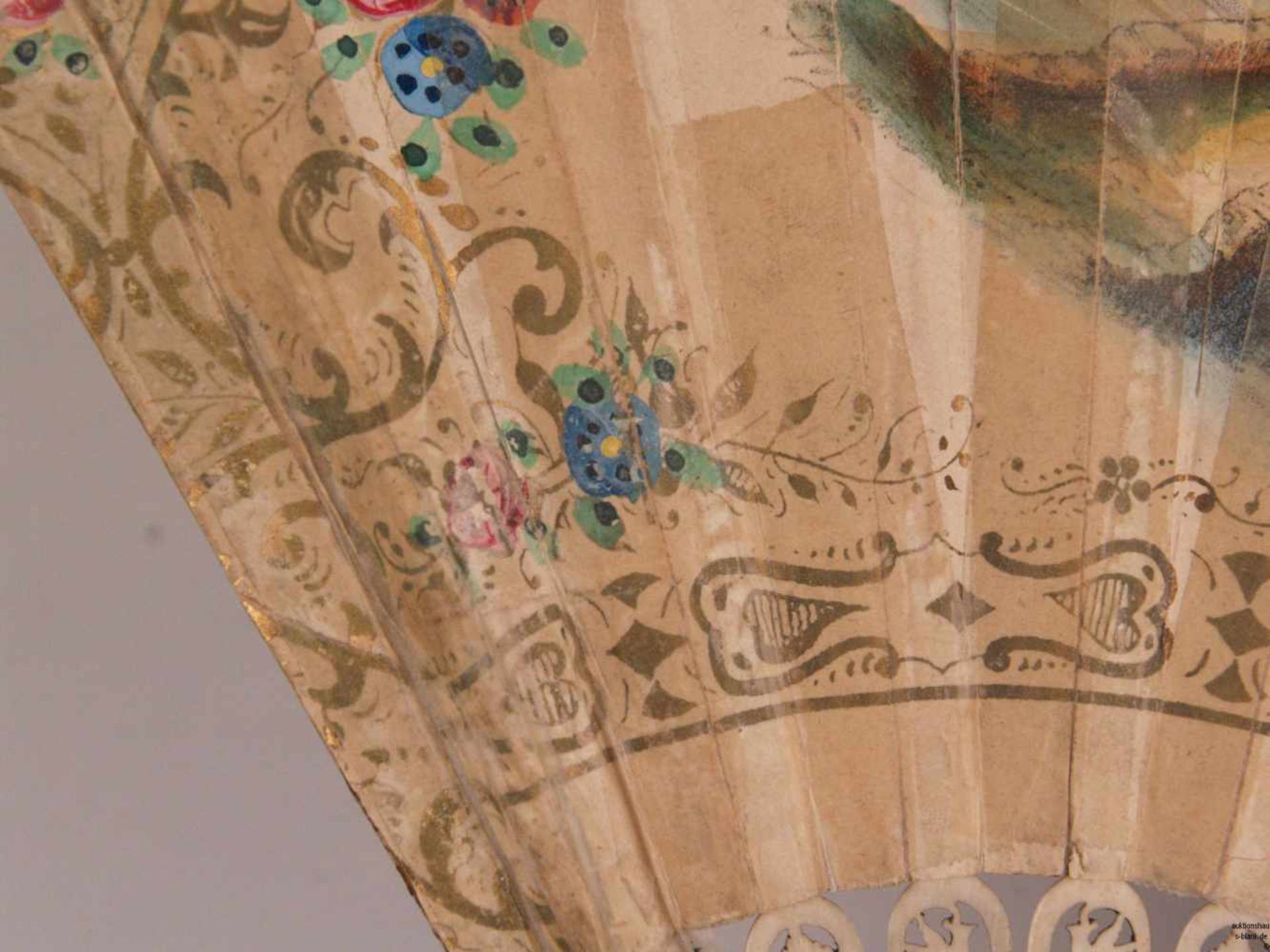 Faltfächer - wohl Frankreich, 19.Jh., Stege aus fein geschnitztem Elfenbein, Perlmuttintarsien, - Bild 11 aus 12