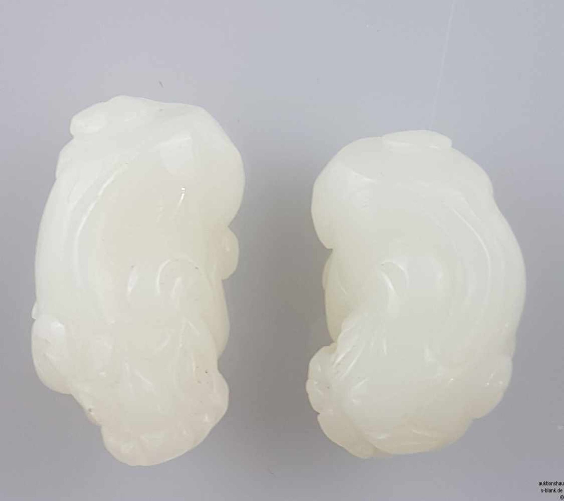 Paar Jadeschnitzereien - Hetian Jade von schöner weißer Farbe, kunstvoll vollrund geschnitzt, - Bild 8 aus 8