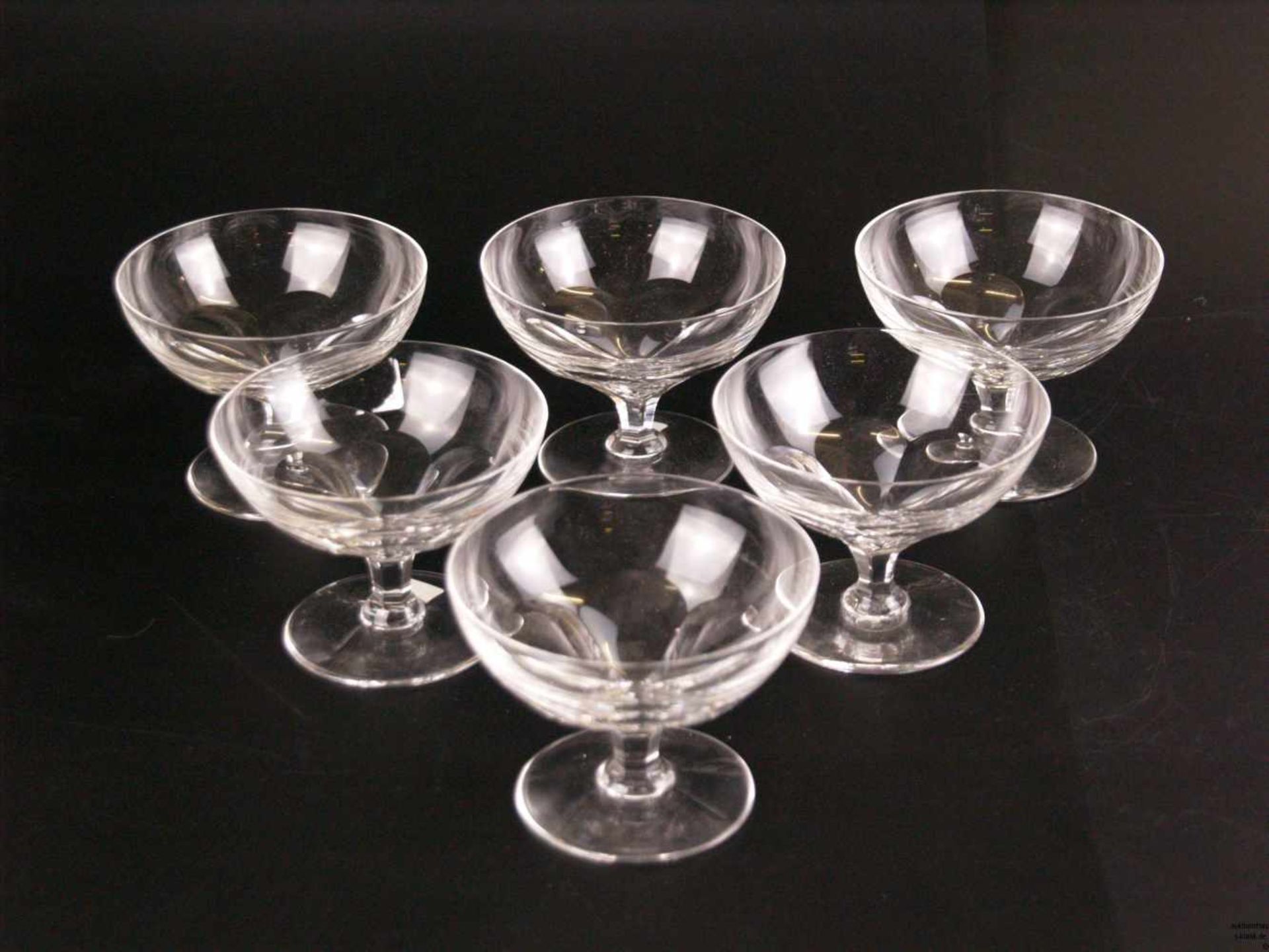 6 Champagnerschalen - um 1920, klares Kristallglas, runder Stand, kurzer facettierter Schaft,