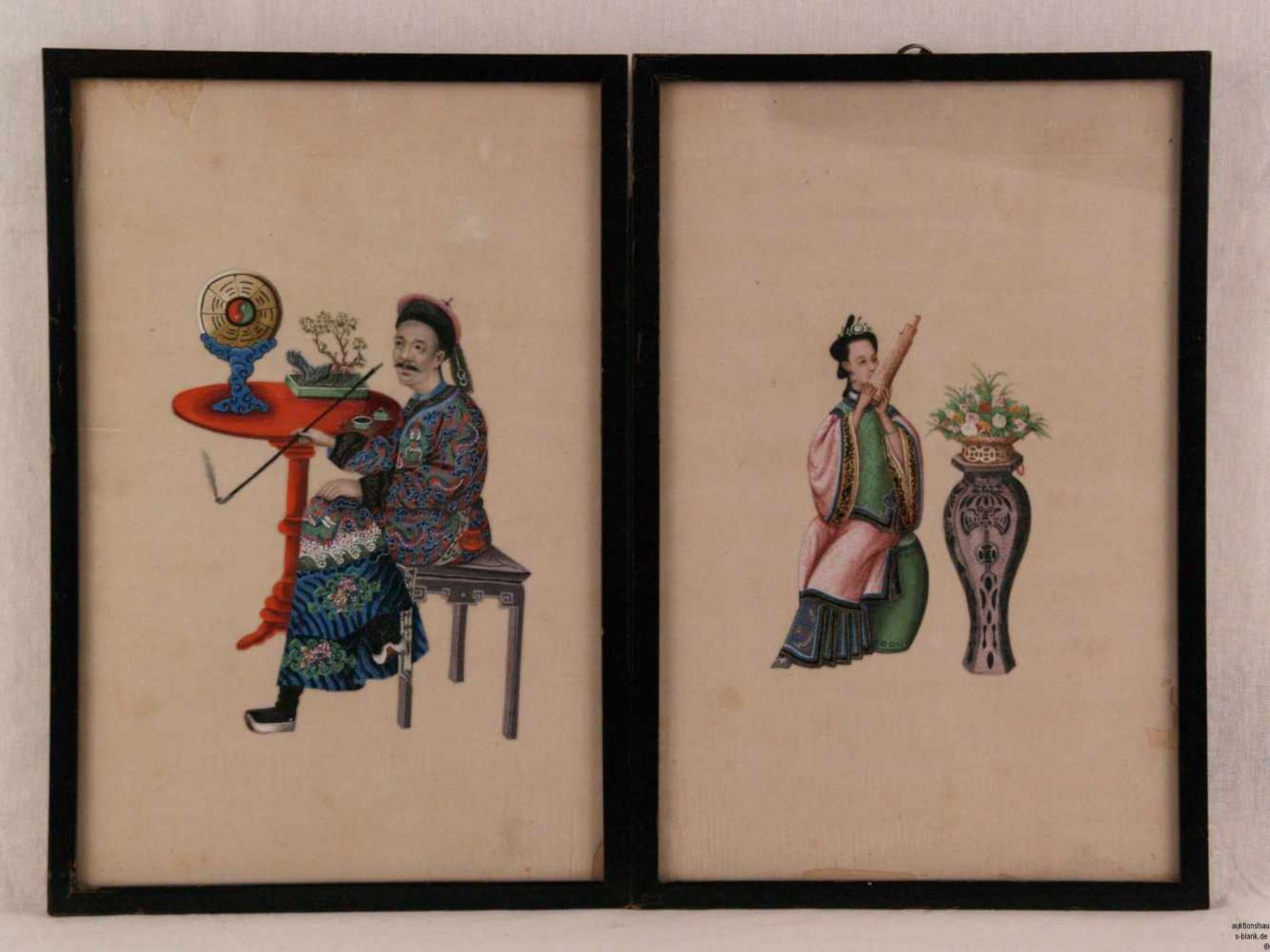 Zwei Darstellungen von Aristokraten - China, polychrome Pinselmalerei auf Reispapier, 1x Pfeife