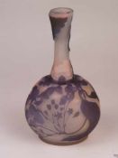Jugendstil-Vase - Soliflor, Nancy, opakes Klarglas, roséfarbener Unterfang sowie violetter Überfang,