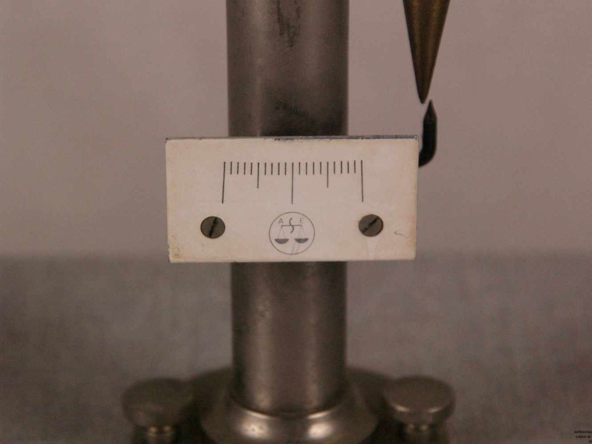 Balkenwaage - Metall, zwei Waagschalen an Bügeln, auf einem Holzsockel auf Schraubfüßchen zum - Bild 6 aus 8