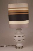 Design-Lampe - BRD, 1960er/70er Jahre, Fuß aus weißem Glas mit zwei Metallringen und Metall-Basis,