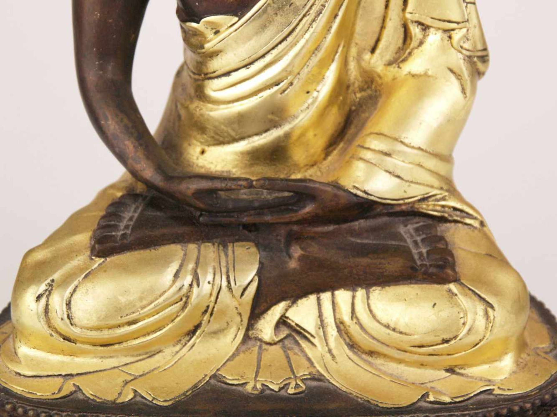 Buddha Amitabha - China,Bronze teils kalt vergoldet, auf einem Lotussockel in padmasana sitzend, die - Bild 5 aus 10