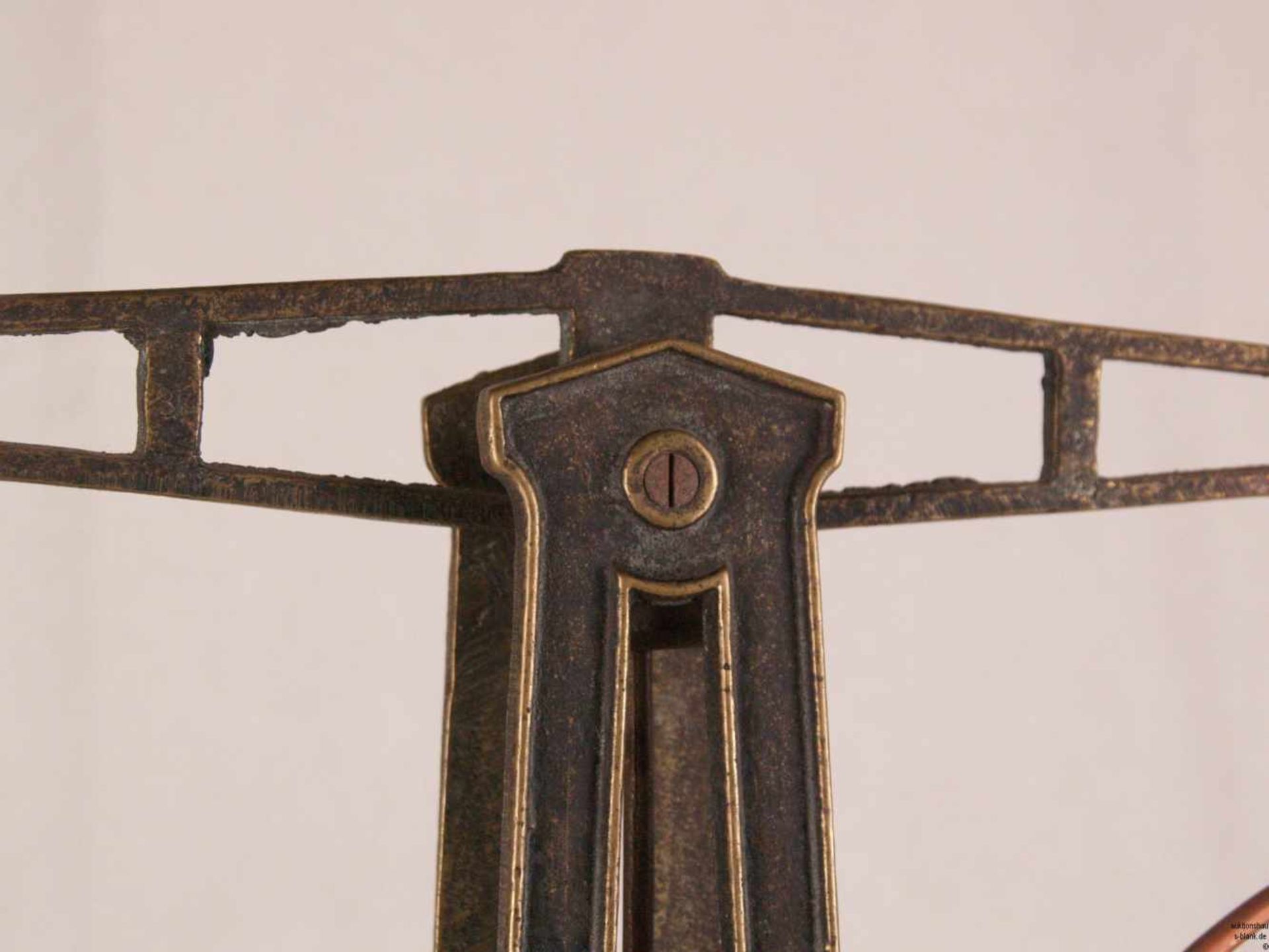 Balkenwaage - Metall/Holz, durchbrochen gearbeiteter Schaft mit Monogramm "KS", zwei runde - Bild 2 aus 7