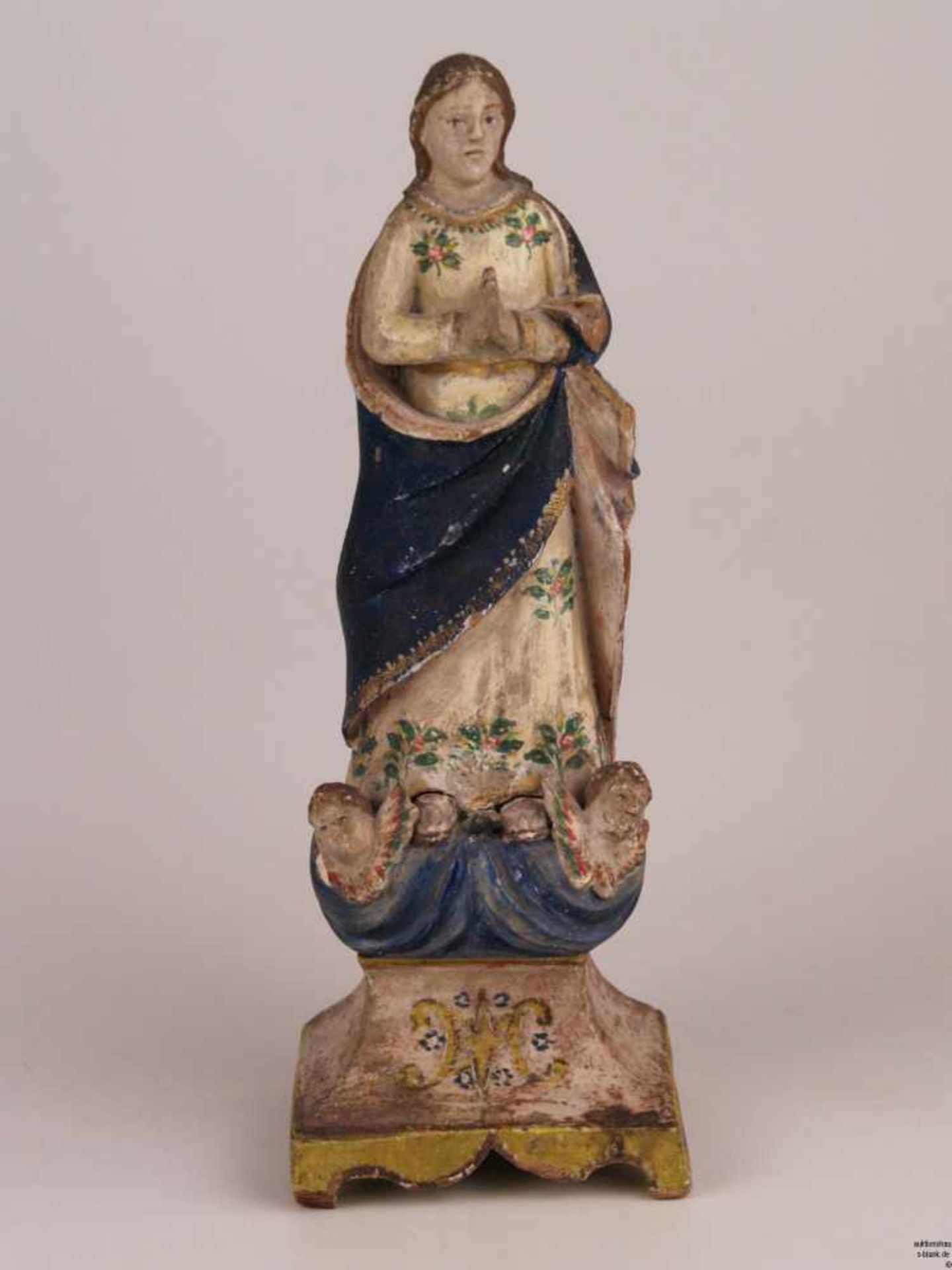 Betende Maria auf dem Wolkenberg - Holz geschnitzt, farbig staffiert, Gewand mit Rosenblüten
