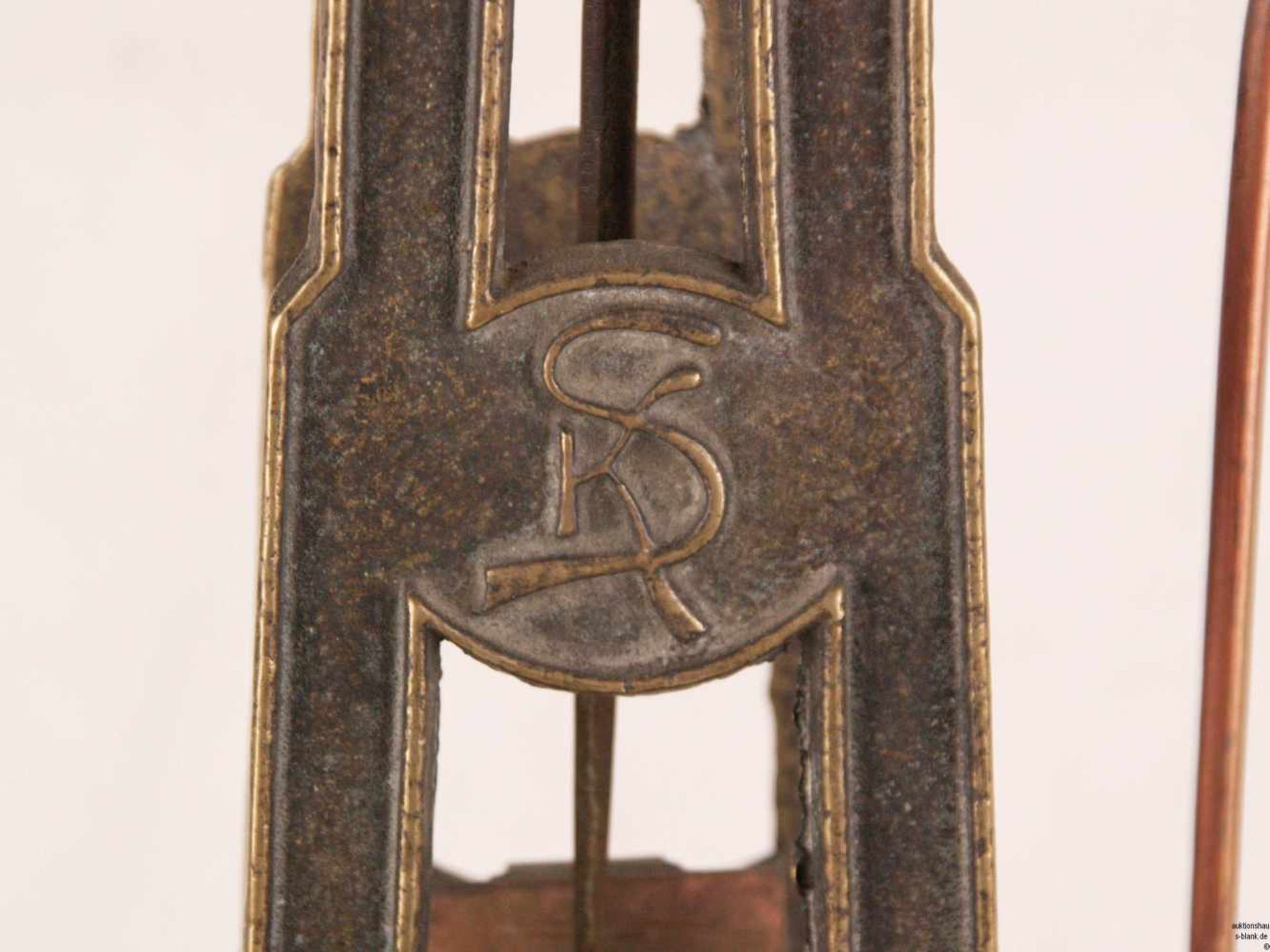 Balkenwaage - Metall/Holz, durchbrochen gearbeiteter Schaft mit Monogramm "KS", zwei runde - Bild 4 aus 7