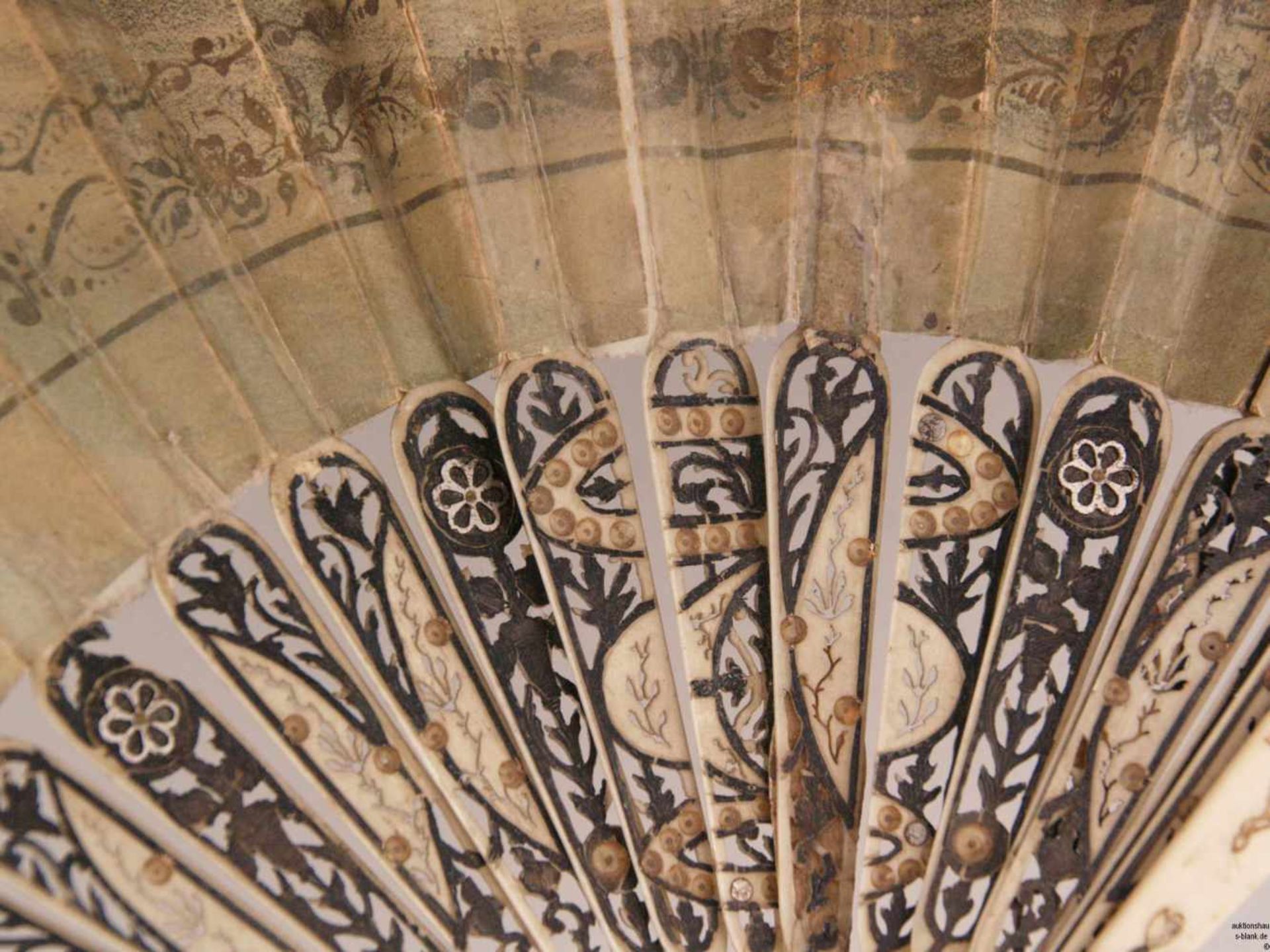 Faltfächer - wohl Frankreich, 19.Jh., Stege aus fein geschnitztem Elfenbein, Perlmuttintarsien, - Bild 12 aus 12